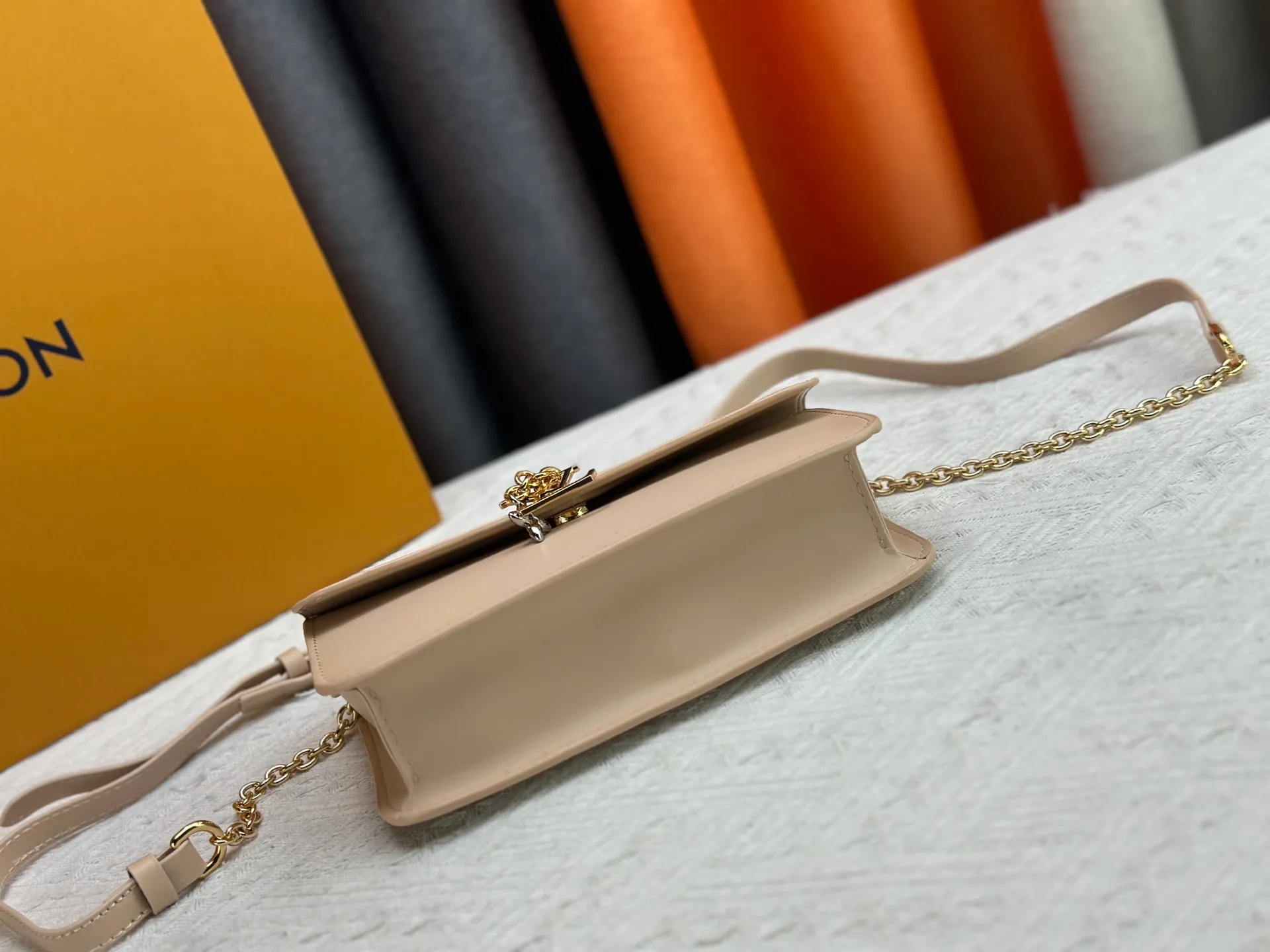P240 Style number: M14564 This Wallet On Chain handbag is from Louis Vuitton's LV Bloom series. It is cut from cow leather in a fashionable and practical configuration. It's decorated with embellishments inspired by the brand's iconic Monogram pattern. There's plenty of space to store a smartphone, and contrasting metal hardware adds an elegant touch.  11.5 x 4 x 20 cm (height x width x length)