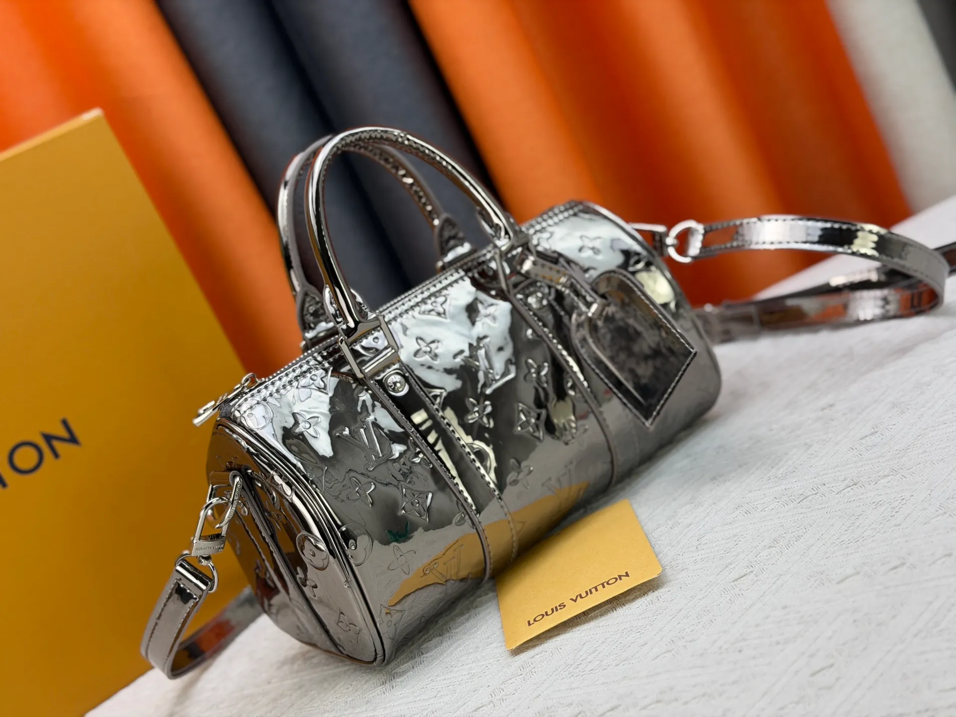 P280 upgraded original M26903 M46271 M26818 M26930 M27161 This Keepall 25 handbag is made of Monogram Eclipse Reverse canvas, showing an elegant reinterpretation of Louis Vuitton's classic pattern. Reinforced straps and leather name tags are signature elements of the Keepall collection, while a zipper closure keeps personal items safe and secure. 25.0 x 15.0 x 11.0 cm (length x height x width)