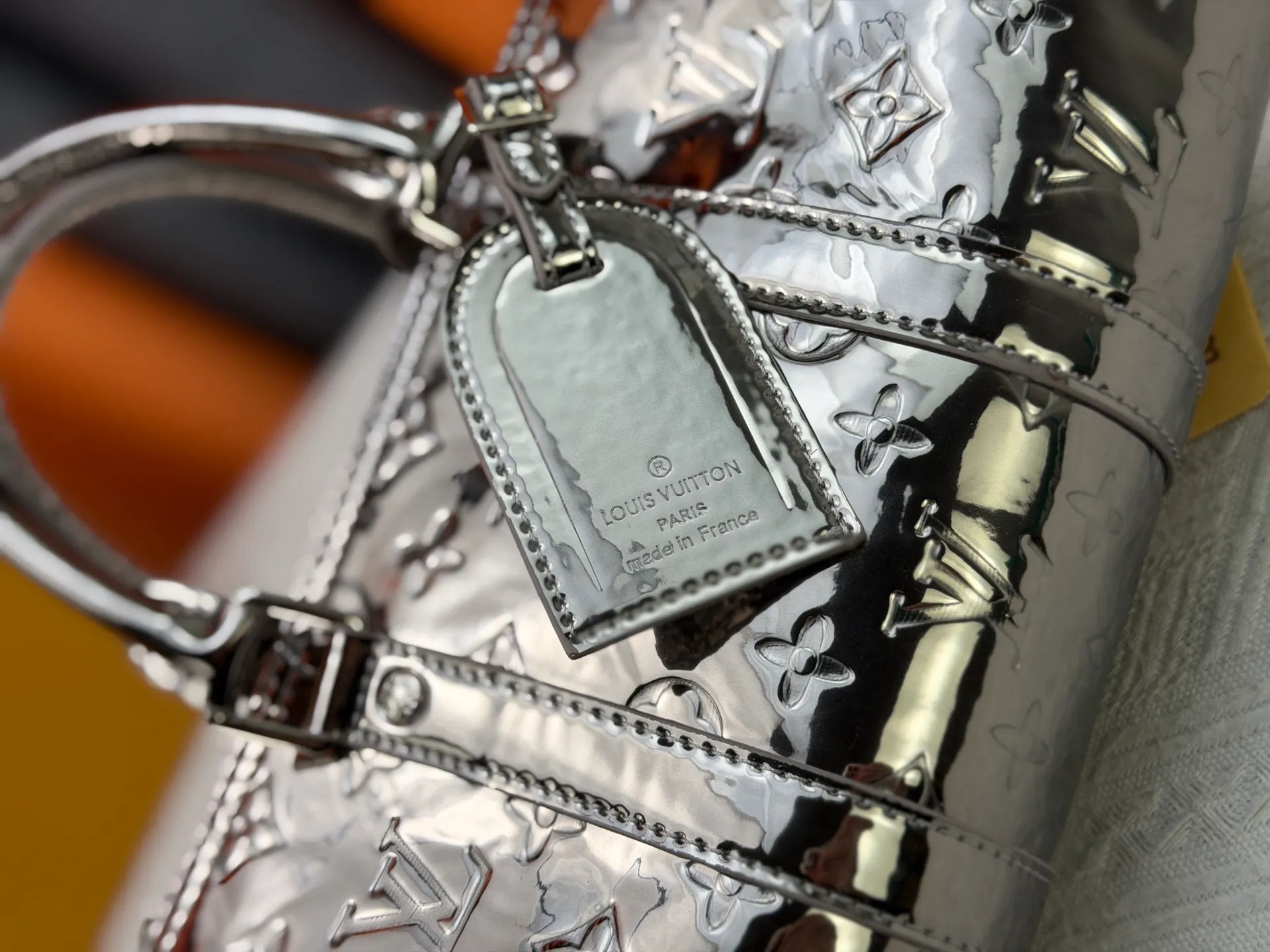 P280 upgraded original M26903 M46271 M26818 M26930 M27161 This Keepall 25 handbag is made of Monogram Eclipse Reverse canvas, showing an elegant reinterpretation of Louis Vuitton's classic pattern. Reinforced straps and leather name tags are signature elements of the Keepall collection, while a zipper closure keeps personal items safe and secure. 25.0 x 15.0 x 11.0 cm (length x height x width)