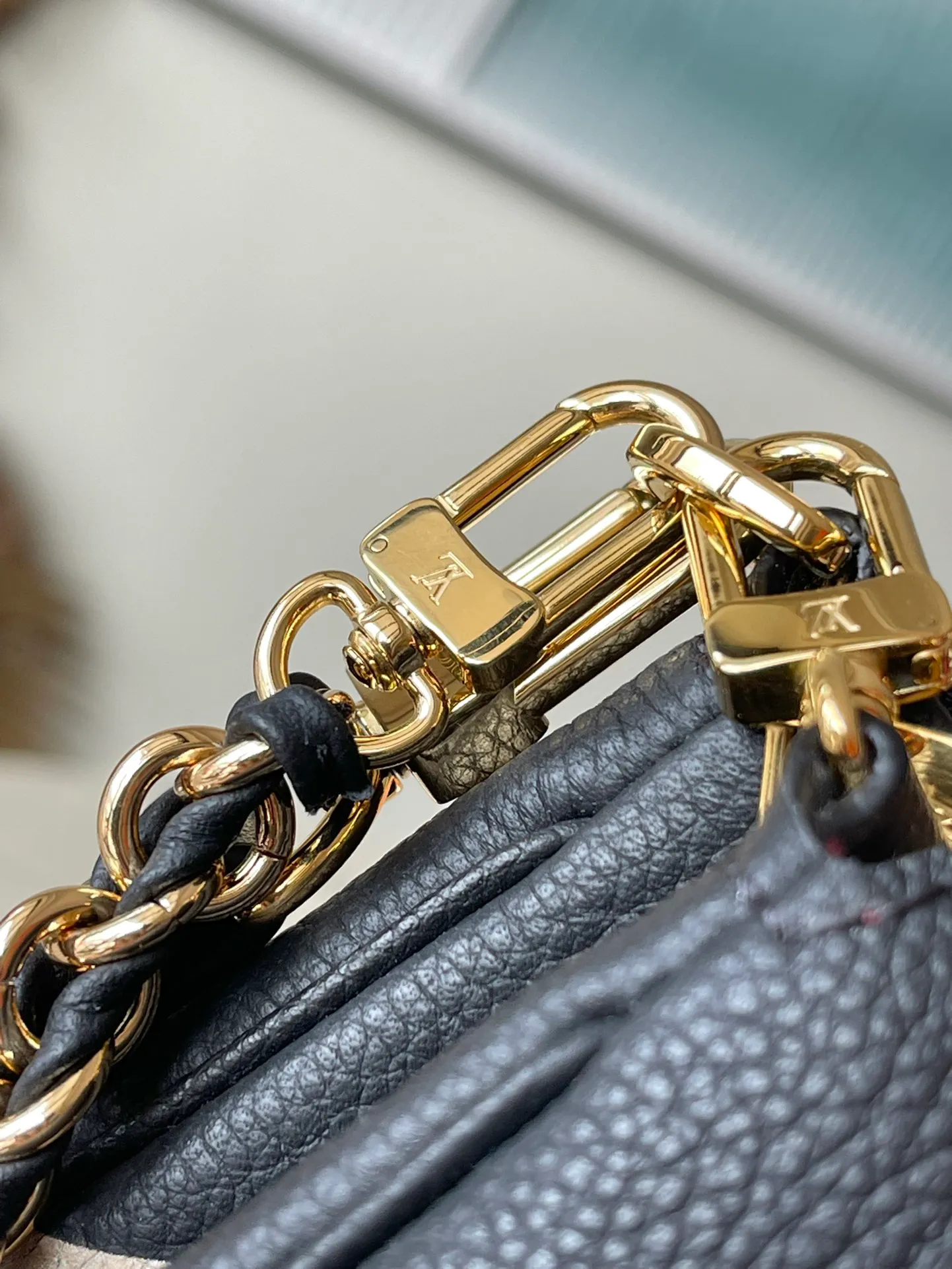 💰940 (top layer leather) top original order M45777. Support counter inspection. The photos taken of duty-free goods are consistent with the product without unpacking. This product is an exclusive duty-free product in the market and is the highest-end product. Inspection is supported. This product has passed strict inspection and is flawless. Please wear gloves when touching the product. This product is not returnable or exchangeable. Please confirm the product first and then remove the label on the handle. This product is temporarily not open to the public, only regular customers, and is in short supply. Dimensions: 25 x 14.5 x 4.5 cm