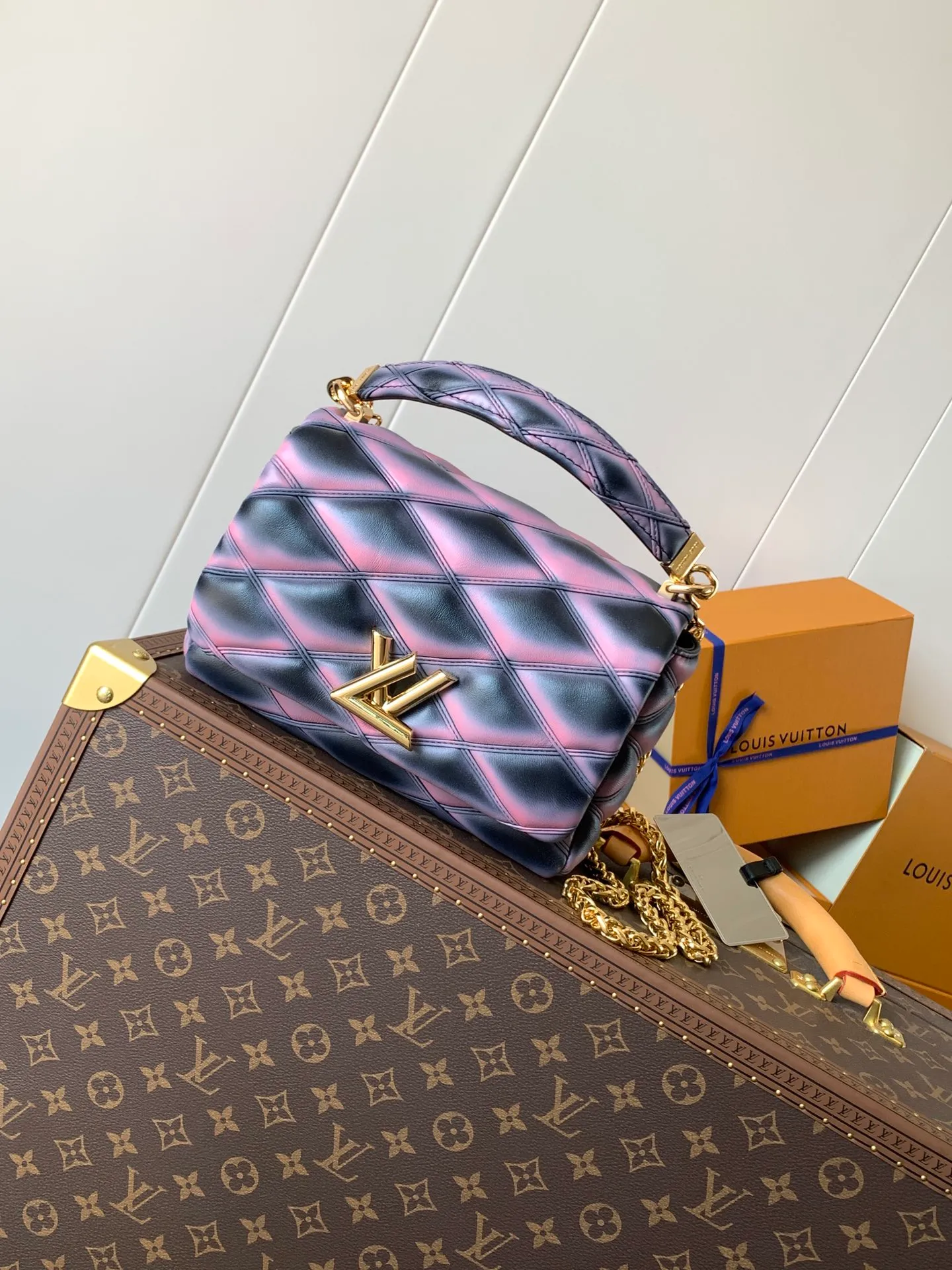 💰1280 (top layer leather) top original order, code changing chip M23045 dark gray M22891 beige M23601 brown M22891 black M12338 vanilla M24465 pink gradient M23682 dark blue M12434 blue gradient M22891 blue and white checkered M22891 red and white checkered M25107 silver M22891 patent leather M22892 black pink gradient M24186 light blue gradient M24465 nude pink gradient M12567 burgundy M11374 black hardware M12332 light coffee color M22890 white leather with black stripes Top original custom leather ~ colors are being updated continuously! This medium GO-14 bag is crafted from rich sheepskin leather with a quilted pattern that pays homage to the brand's traditional luggage designs. The Twist lock makes a striking statement, and the top handle can be carried by hand alone, or it can be transformed into a leather shoulder pad on the sliding chain strap for comfortable shoulder or cross-body wear. Dimensions: 23 x 16 x 10cm