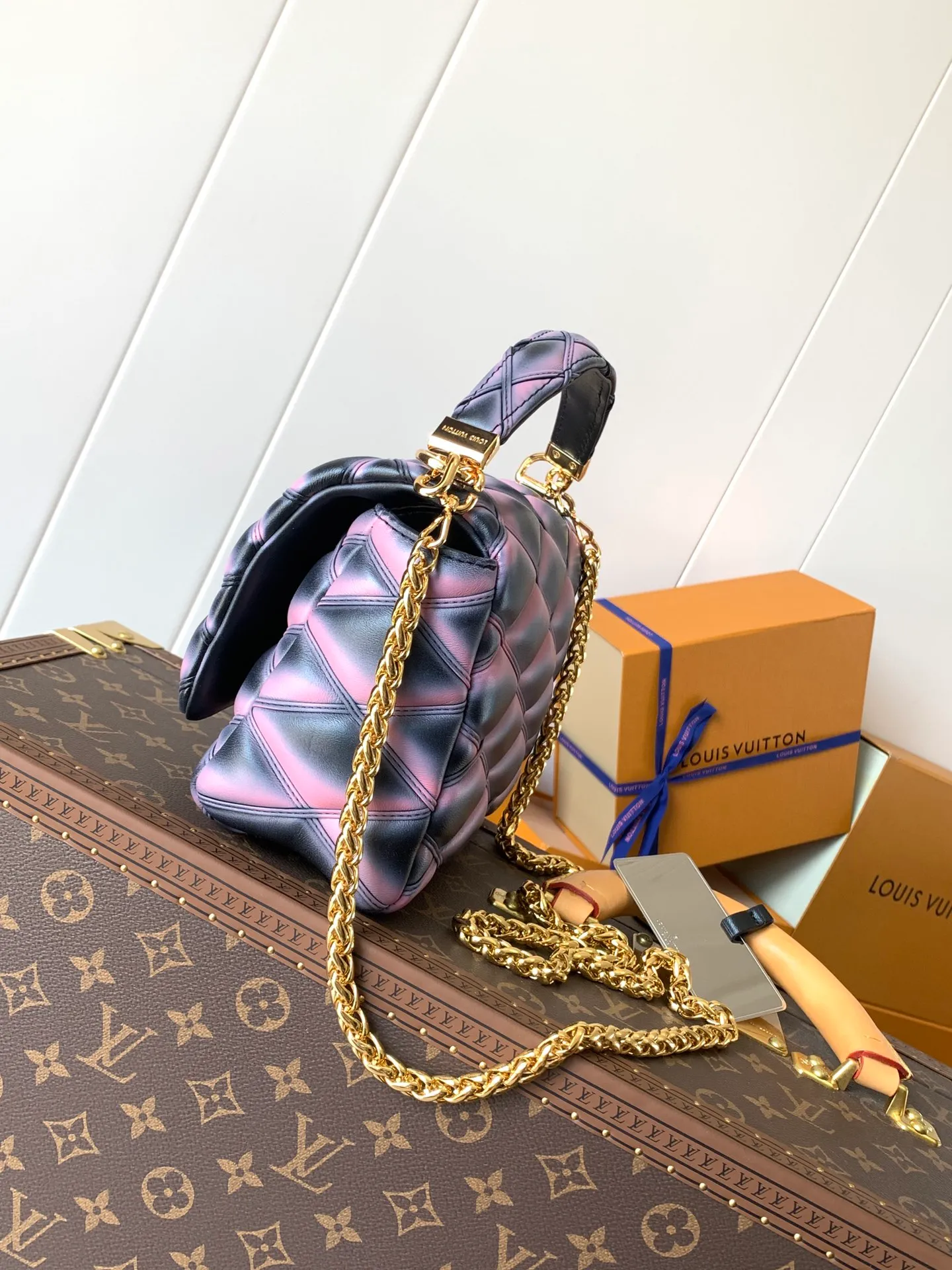 💰1280 (top layer leather) top original order, code changing chip M23045 dark gray M22891 beige M23601 brown M22891 black M12338 vanilla M24465 pink gradient M23682 dark blue M12434 blue gradient M22891 blue and white checkered M22891 red and white checkered M25107 silver M22891 patent leather M22892 black pink gradient M24186 light blue gradient M24465 nude pink gradient M12567 burgundy M11374 black hardware M12332 light coffee color M22890 white leather with black stripes Top original custom leather ~ colors are being updated continuously! This medium GO-14 bag is crafted from rich sheepskin leather with a quilted pattern that pays homage to the brand's traditional luggage designs. The Twist lock makes a striking statement, and the top handle can be carried by hand alone, or it can be transformed into a leather shoulder pad on the sliding chain strap for comfortable shoulder or cross-body wear. Dimensions: 23 x 16 x 10cm