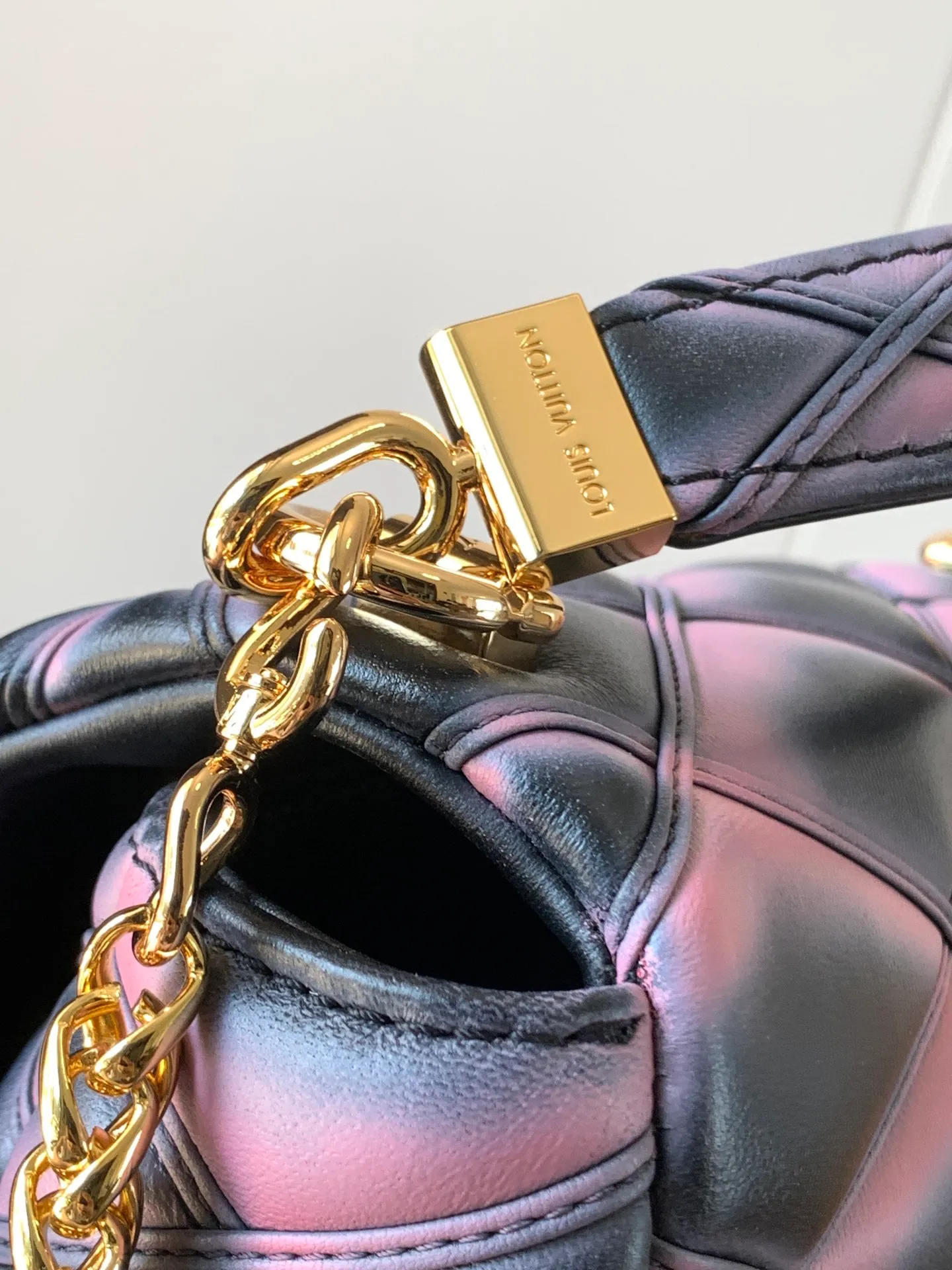 💰1280 (top layer leather) top original order, code changing chip M23045 dark gray M22891 beige M23601 brown M22891 black M12338 vanilla M24465 pink gradient M23682 dark blue M12434 blue gradient M22891 blue and white checkered M22891 red and white checkered M25107 silver M22891 patent leather M22892 black pink gradient M24186 light blue gradient M24465 nude pink gradient M12567 burgundy M11374 black hardware M12332 light coffee color M22890 white leather with black stripes Top original custom leather ~ colors are being updated continuously! This medium GO-14 bag is crafted from rich sheepskin leather with a quilted pattern that pays homage to the brand's traditional luggage designs. The Twist lock makes a striking statement, and the top handle can be carried by hand alone, or it can be transformed into a leather shoulder pad on the sliding chain strap for comfortable shoulder or cross-body wear. Dimensions: 23 x 16 x 10cm