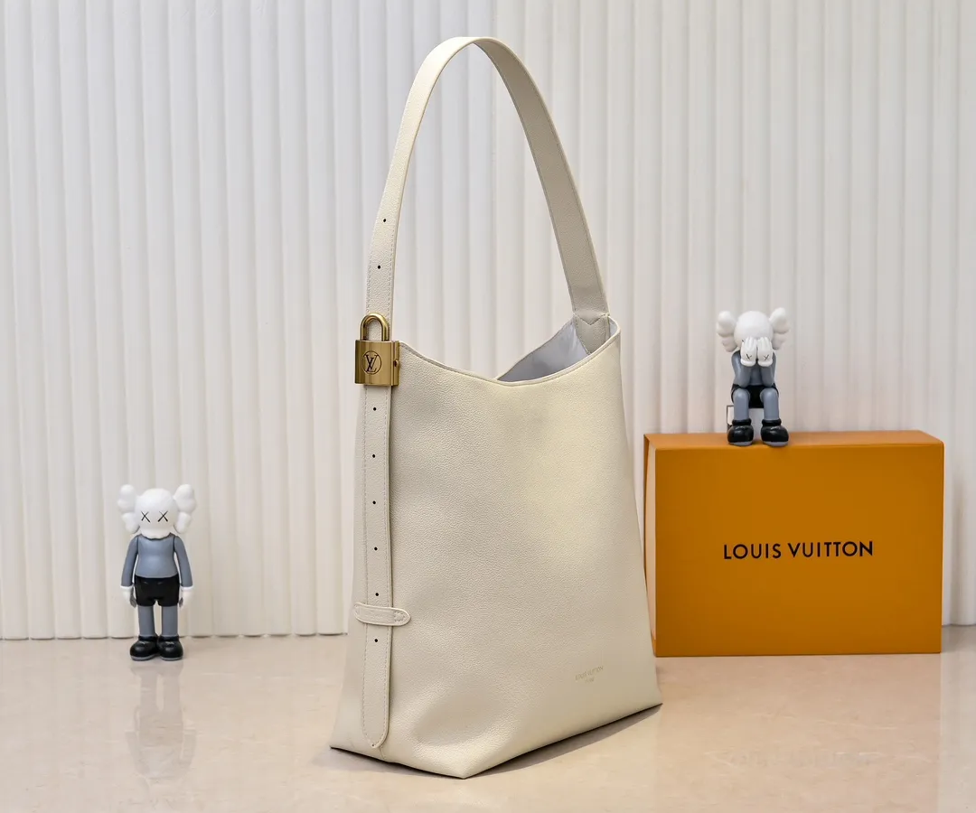 💰Large 150. Small 280💰Upgraded original (imitation original) M24988 M24974 M24856 M25022 M25352 M25353 M25354 This Low Key Hobo handbag is made of smooth cow leather with suede cow leather lining. It can accommodate short wallets, large smartphones, keys and other small items. The shoulder strap is adjustable with a padlock buckle, and a removable Monogram canvas zippered interior pocket keeps it organized. Dimensions: Large 31.0 x 35.0 x 18.0 cm (L x H x W), Small 24.0 x 28.0 x 16.0 cm (L x H x W)