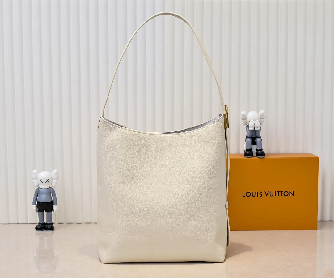 💰Large 150. Small 280💰Upgraded original (imitation original) M24988 M24974 M24856 M25022 M25352 M25353 M25354 This Low Key Hobo handbag is made of smooth cow leather with suede cow leather lining. It can accommodate short wallets, large smartphones, keys and other small items. The shoulder strap is adjustable with a padlock buckle, and a removable Monogram canvas zippered interior pocket keeps it organized. Dimensions: Large 31.0 x 35.0 x 18.0 cm (L x H x W), Small 24.0 x 28.0 x 16.0 cm (L x H x W)