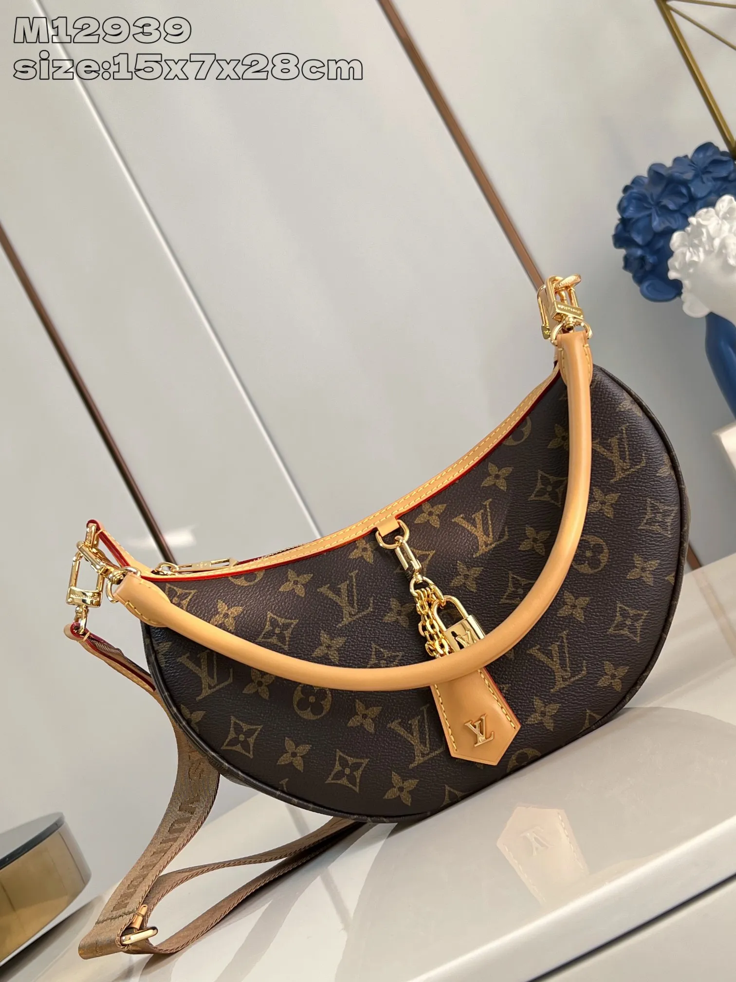 💰940 top original order [Exclusive real shot M12939] Looping handbag draws inspiration from the Loop handbag of the 2022 Cruise early spring series, using Monogram canvas to interpret the fashion of the 1990s. Dazzling metal hardware and detachable charms enrich the details, while the fabric shoulder strap allows for cross-body wear for day or night situations, and the smooth Toron handle allows it to be worn over the shoulder or by hand. 15 x 7 x 28 cm (height x width x length)