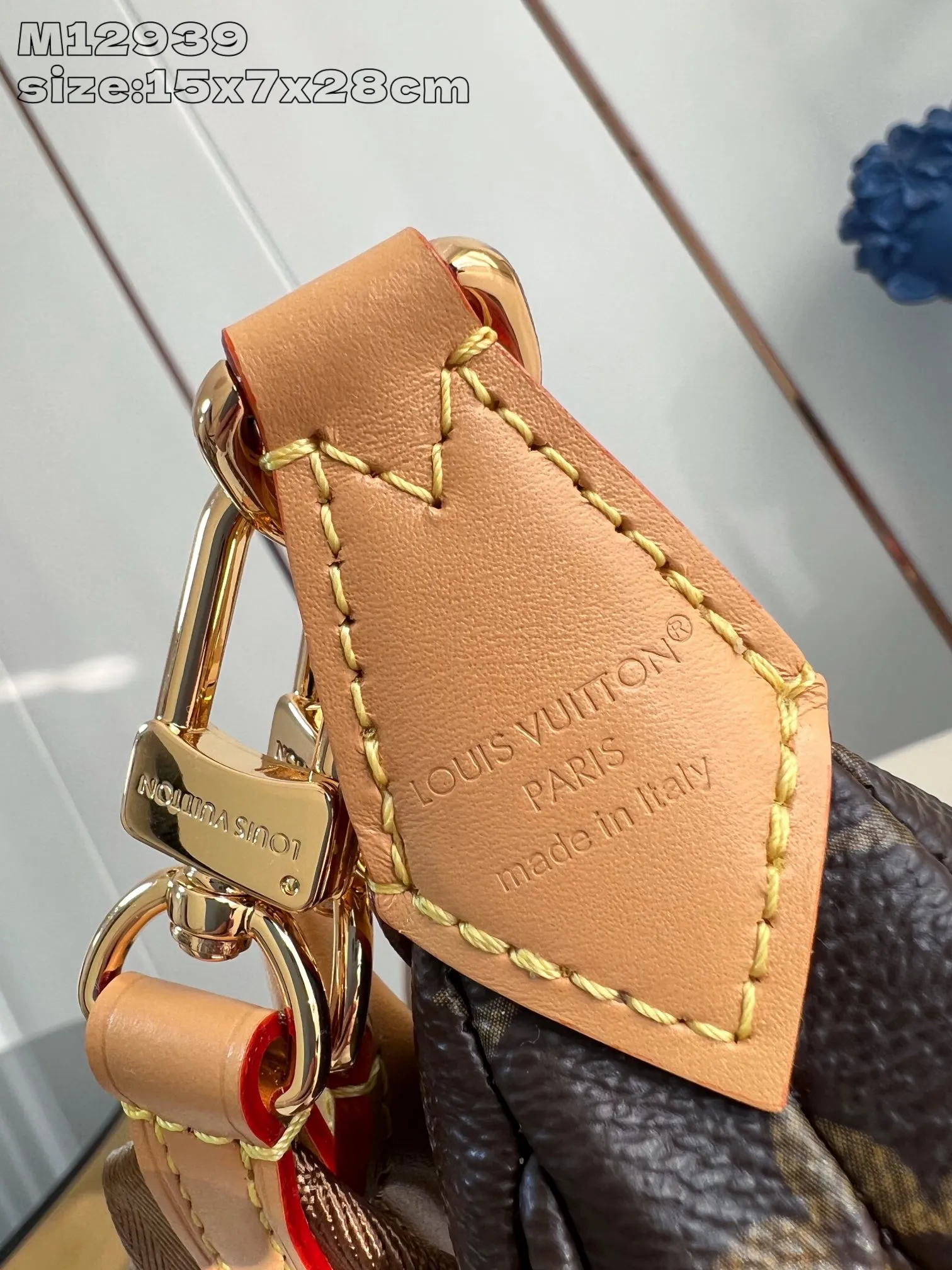 💰940 top original order [Exclusive real shot M12939] Looping handbag draws inspiration from the Loop handbag of the 2022 Cruise early spring series, using Monogram canvas to interpret the fashion of the 1990s. Dazzling metal hardware and detachable charms enrich the details, while the fabric shoulder strap allows for cross-body wear for day or night situations, and the smooth Toron handle allows it to be worn over the shoulder or by hand. 15 x 7 x 28 cm (height x width x length)