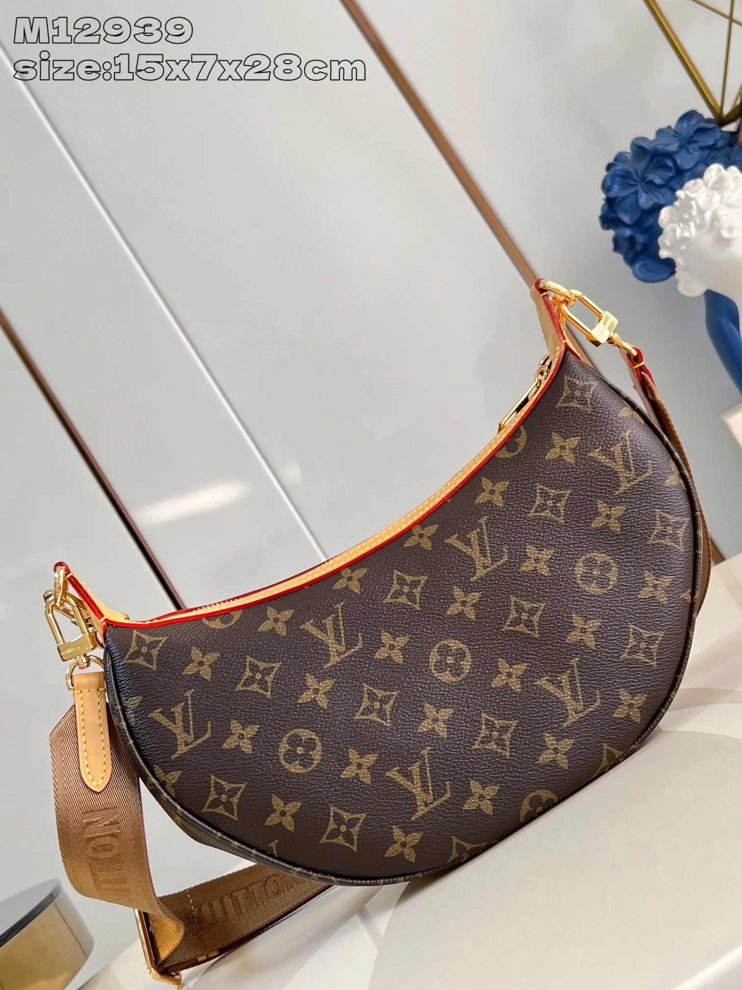 💰940 top original order [Exclusive real shot M12939] Looping handbag draws inspiration from the Loop handbag of the 2022 Cruise early spring series, using Monogram canvas to interpret the fashion of the 1990s. Dazzling metal hardware and detachable charms enrich the details, while the fabric shoulder strap allows for cross-body wear for day or night situations, and the smooth Toron handle allows it to be worn over the shoulder or by hand. 15 x 7 x 28 cm (height x width x length)