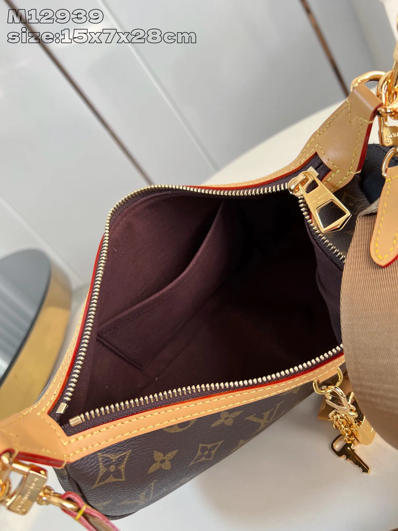 💰940 top original order [Exclusive real shot M12939] Looping handbag draws inspiration from the Loop handbag of the 2022 Cruise early spring series, using Monogram canvas to interpret the fashion of the 1990s. Dazzling metal hardware and detachable charms enrich the details, while the fabric shoulder strap allows for cross-body wear for day or night situations, and the smooth Toron handle allows it to be worn over the shoulder or by hand. 15 x 7 x 28 cm (height x width x length)