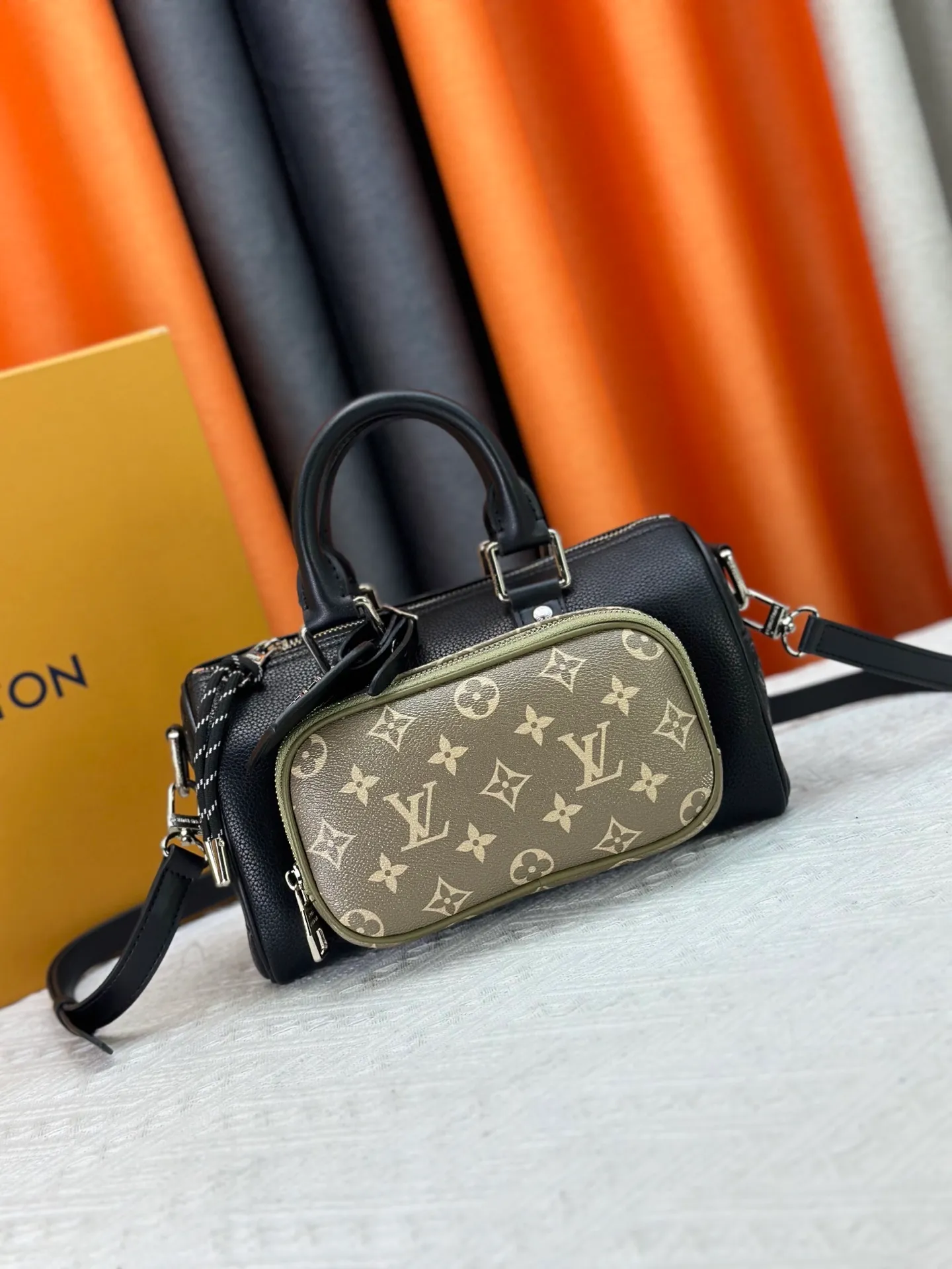 P260 Upgraded original M13988 full leather black M12627 khaki presbyopia, black grass green 46271 black flower This Keepall Bandoulière 25 handbag is made of grain leather with suede details and distressed metal parts. The Monogram canvas outer bag is opened with a cord zipper, making it easy to access and place your belongings. Removable and adjustable leather shoulder strap provides comfortable shoulder carrying experience. Length, height and width: 25x15x11cm