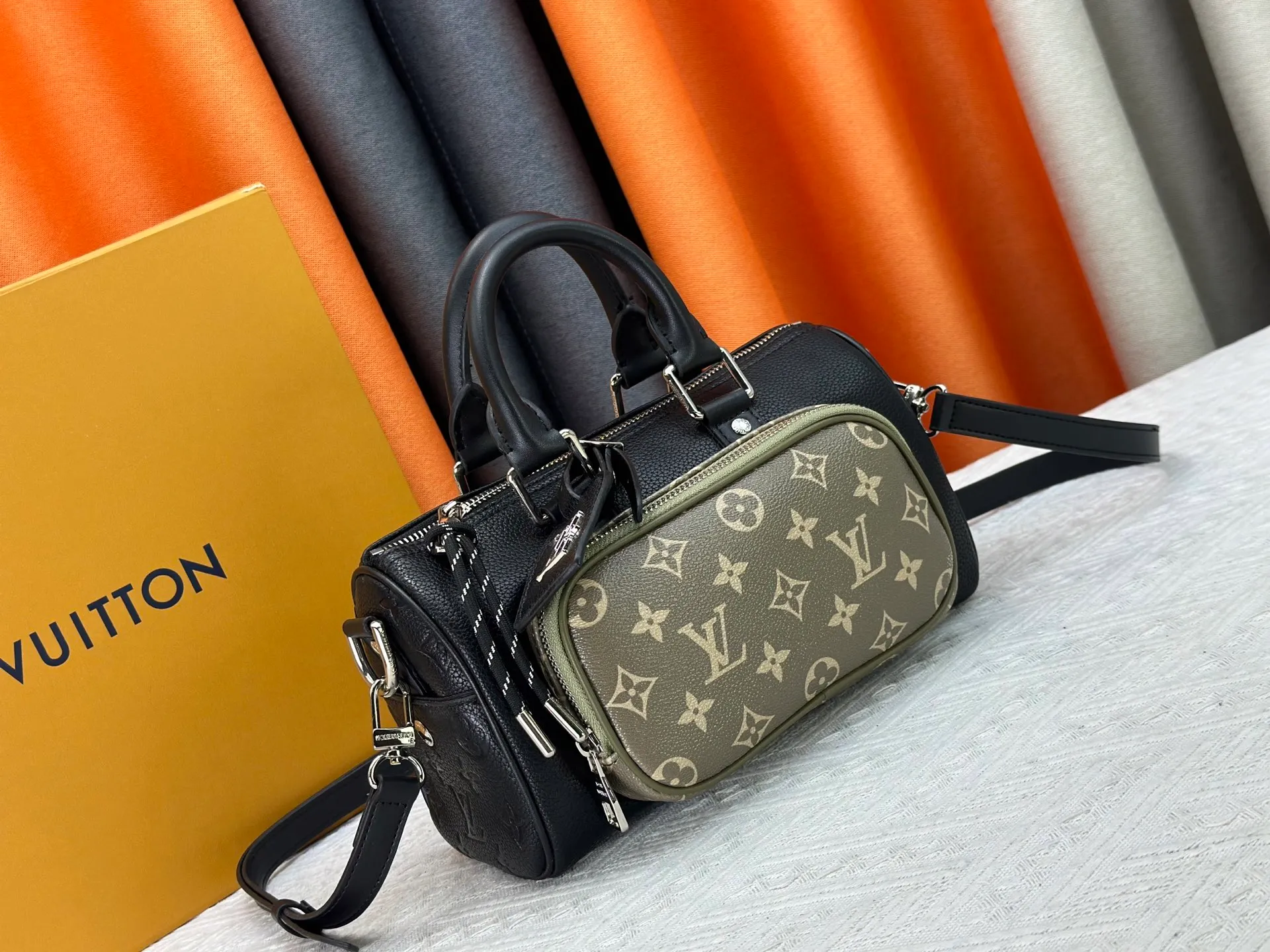 P260 Upgraded original M13988 full leather black M12627 khaki presbyopia, black grass green 46271 black flower This Keepall Bandoulière 25 handbag is made of grain leather with suede details and distressed metal parts. The Monogram canvas outer bag is opened with a cord zipper, making it easy to access and place your belongings. Removable and adjustable leather shoulder strap provides comfortable shoulder carrying experience. Length, height and width: 25x15x11cm