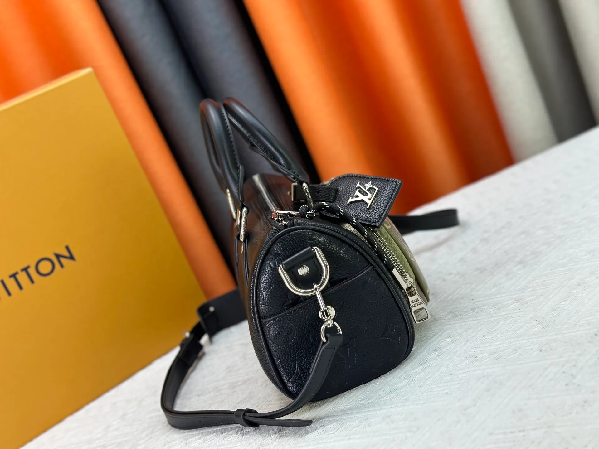 P260 Upgraded original M13988 full leather black M12627 khaki presbyopia, black grass green 46271 black flower This Keepall Bandoulière 25 handbag is made of grain leather with suede details and distressed metal parts. The Monogram canvas outer bag is opened with a cord zipper, making it easy to access and place your belongings. Removable and adjustable leather shoulder strap provides comfortable shoulder carrying experience. Length, height and width: 25x15x11cm