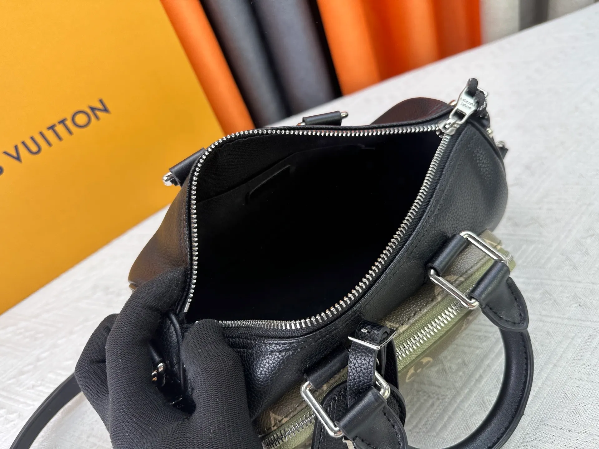 P260 Upgraded original M13988 full leather black M12627 khaki presbyopia, black grass green 46271 black flower This Keepall Bandoulière 25 handbag is made of grain leather with suede details and distressed metal parts. The Monogram canvas outer bag is opened with a cord zipper, making it easy to access and place your belongings. Removable and adjustable leather shoulder strap provides comfortable shoulder carrying experience. Length, height and width: 25x15x11cm