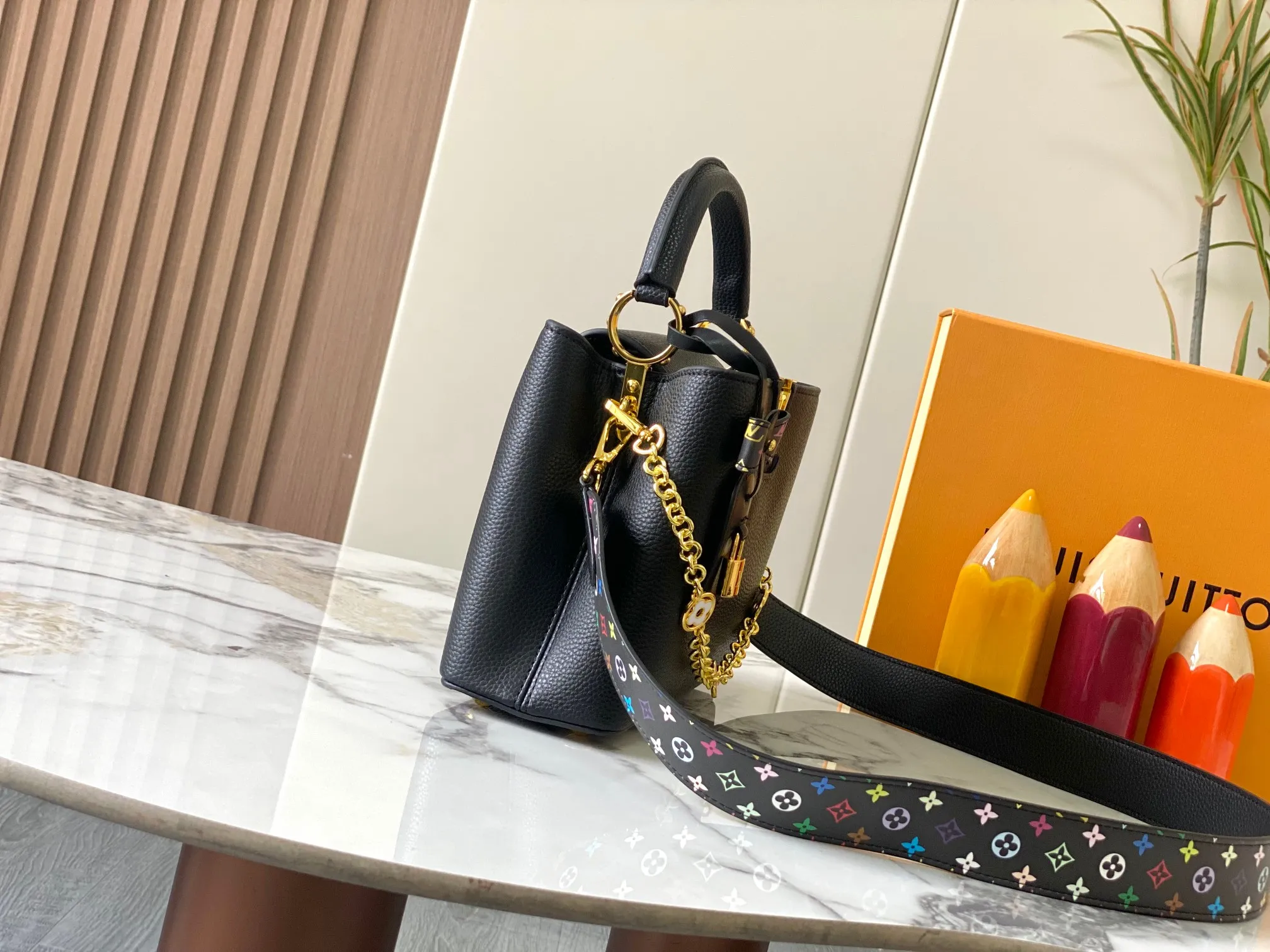 p460 [Guangzhou top quality original version] Capucines BB Model: 12353 black 33 colors Material: litchi pattern Hardware upgrade Highlights: LV initials, unique edge ring, fine Monogram flowers on the flap. Size: 27×18×9cm