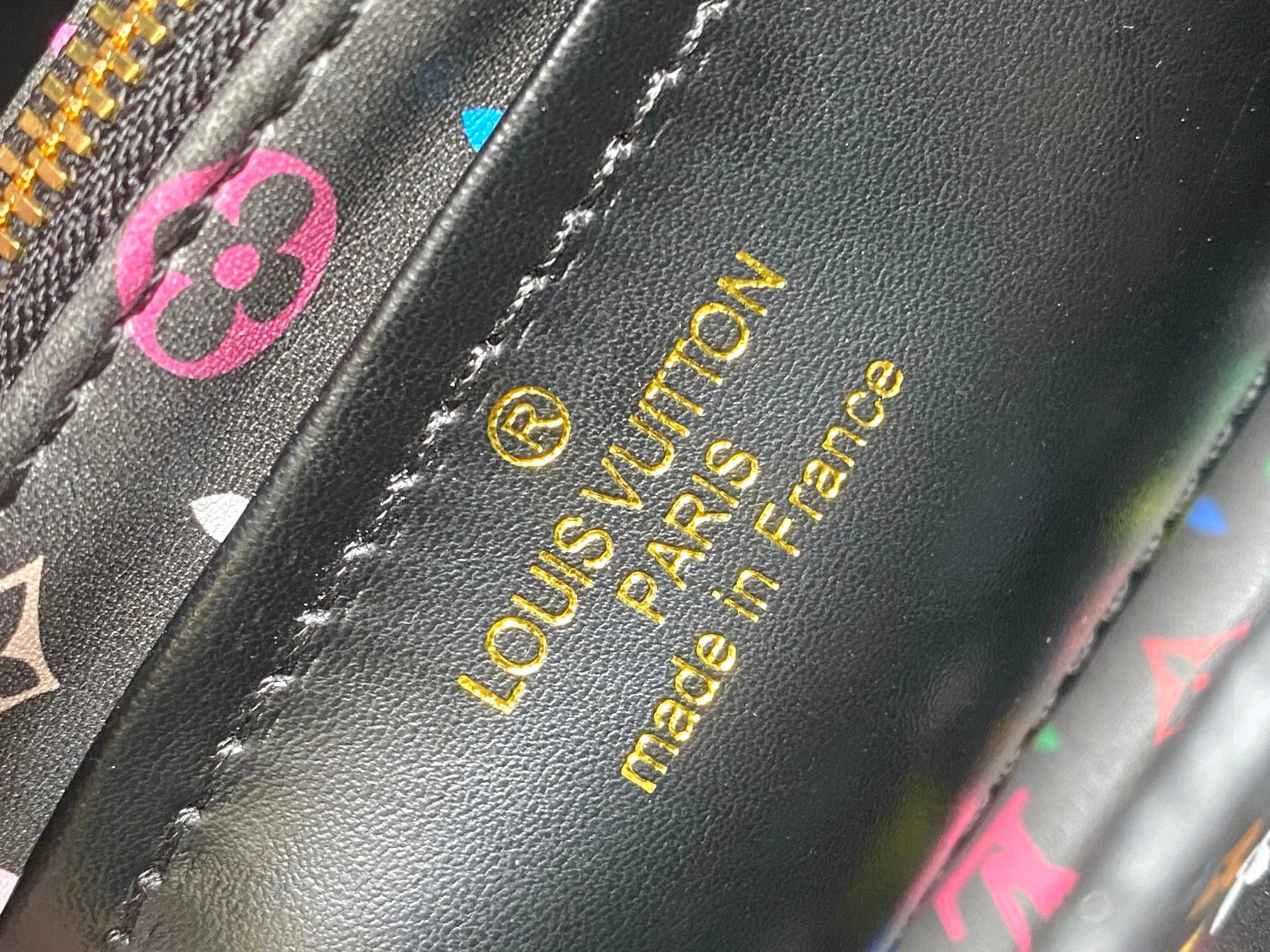 p460 [Guangzhou top quality original version] Capucines BB Model: 12353 black 33 colors Material: litchi pattern Hardware upgrade Highlights: LV initials, unique edge ring, fine Monogram flowers on the flap. Size: 27×18×9cm