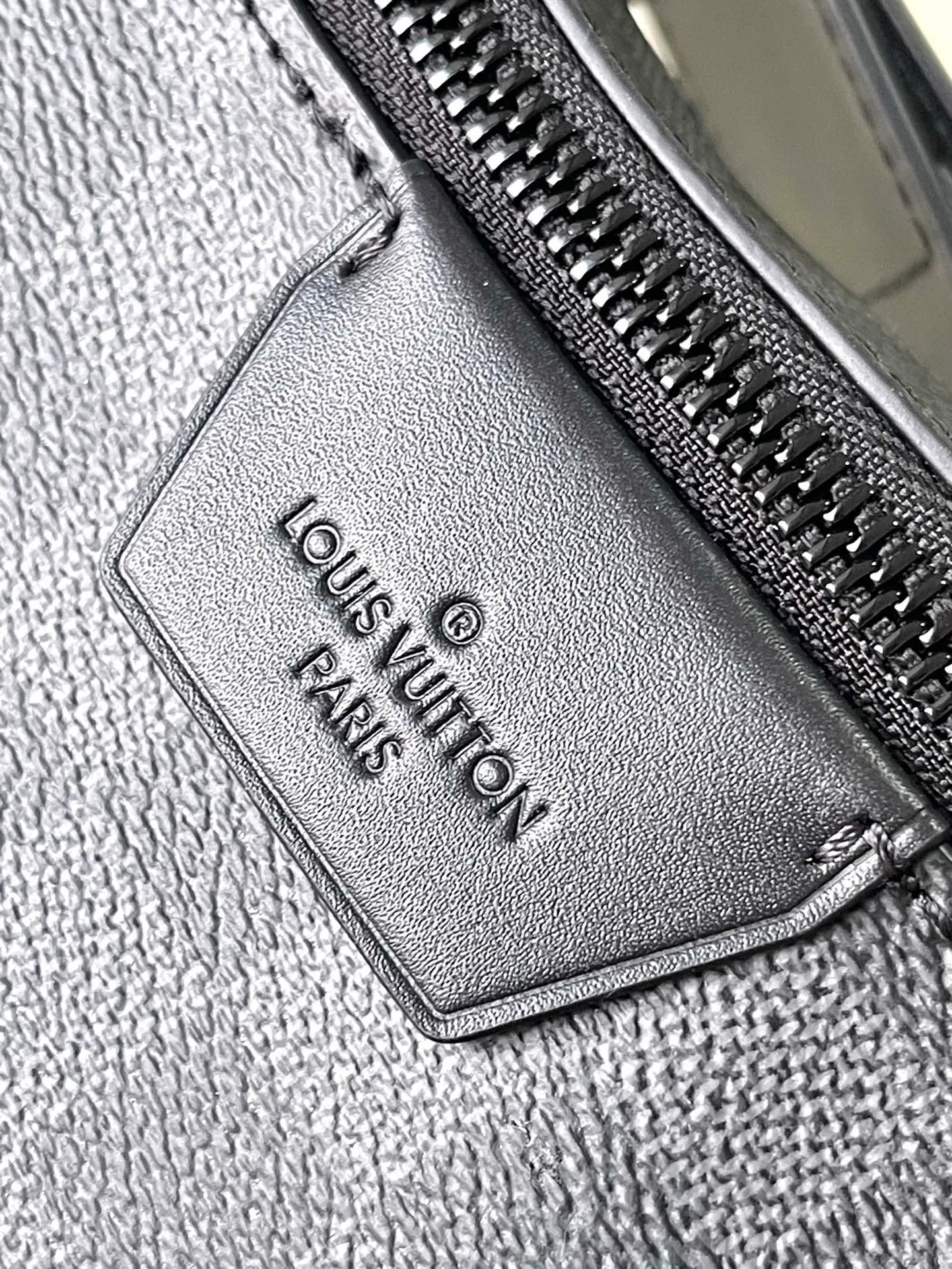 💰780 Top Original Order M23835 Black Check This LV Moon Crossbodfy handbag is made of Monogram Ecipse coated canvas with leather trim and shoulder straps, which is self-evidently elegant. The half-moon wheels allow for cross-body carry, allowing you to easily store your cell phone, small wallet, and headphones. Dimensions: 24.5 × 16 × 4.5 cm