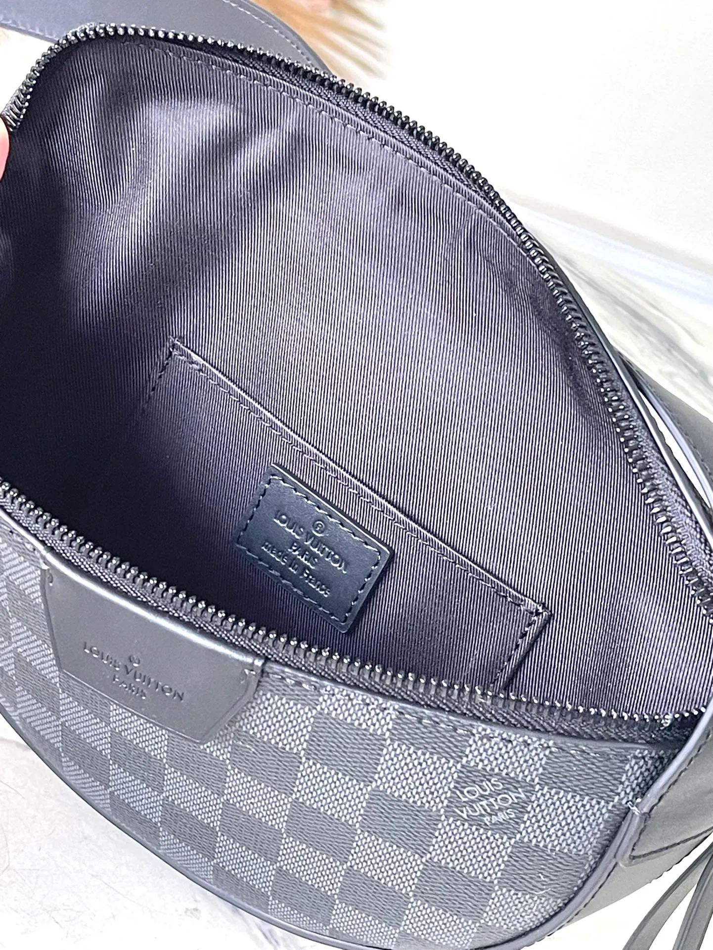 💰780 Top Original Order M23835 Black Check This LV Moon Crossbodfy handbag is made of Monogram Ecipse coated canvas with leather trim and shoulder straps, which is self-evidently elegant. The half-moon wheels allow for cross-body carry, allowing you to easily store your cell phone, small wallet, and headphones. Dimensions: 24.5 × 16 × 4.5 cm
