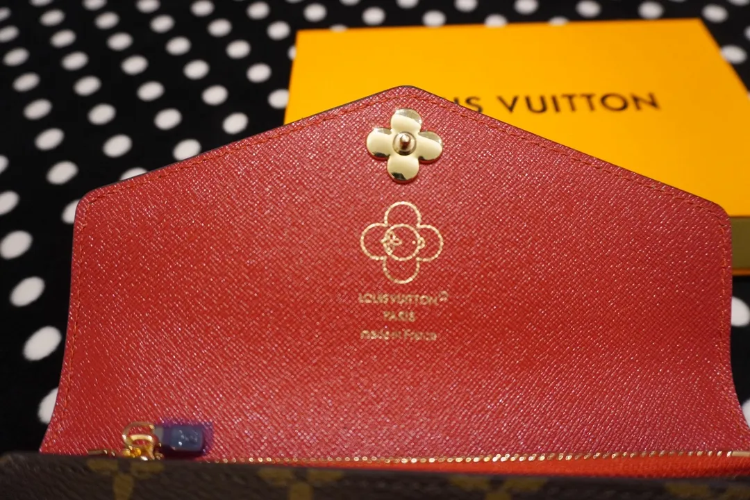 P160💰 60531, model number 12207 This LV Charms card holder is from the SnowShow series, incorporating the iconic Monogram canvas with smooth leather trim and festive patterns. The brand mascot Vivienne’s pet dog Petula lives in a corner, and Vivienne decorations and LV flowers complete the exquisite design. Dimensions 19x10x2