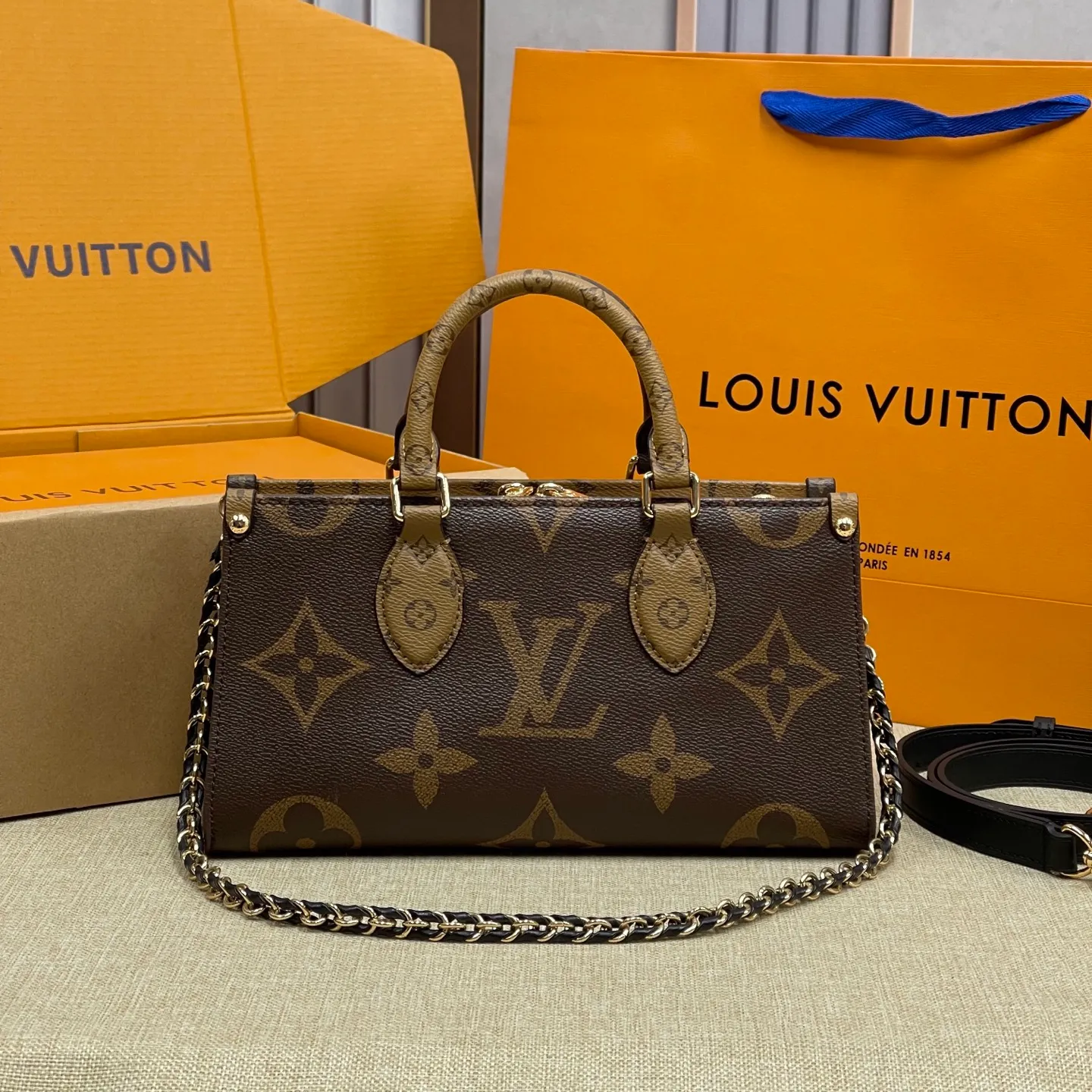 [Upgraded version] P560¥, new model at the counter with complete packaging🎁Model M14263 Presbyopia This OnTheGo tote bag combines Giant Monogram and Monogram Reverse canvas, reinterpreting the ample configuration of East West. The detachable chain shoulder strap, Toron top handle and detachable leather shoulder strap allow for multiple carrying options. 25 x 13 x 10 cm (length x height x width)
