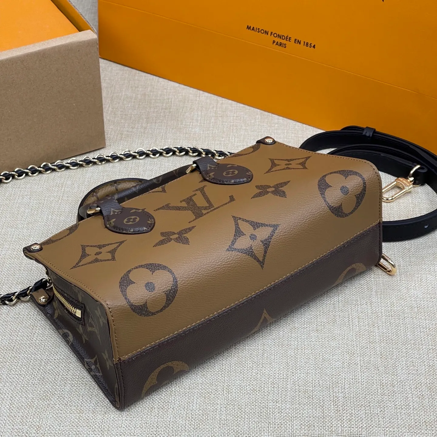 [Upgraded version] P560¥, new model at the counter with complete packaging🎁Model M14263 Presbyopia This OnTheGo tote bag combines Giant Monogram and Monogram Reverse canvas, reinterpreting the ample configuration of East West. The detachable chain shoulder strap, Toron top handle and detachable leather shoulder strap allow for multiple carrying options. 25 x 13 x 10 cm (length x height x width)