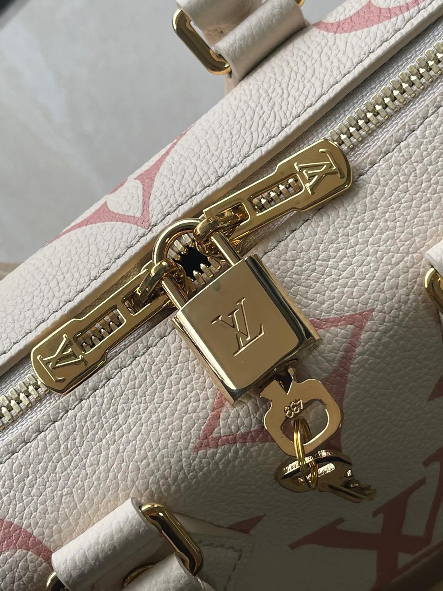 💰1060 (top layer leather) top original order M46397. Support counter inspection. Photos taken of duty-free goods are consistent with the product without unpacking. This product is an exclusive duty-free product in the market and is the highest-end product. Inspection is supported. This product has passed strict inspection and is flawless. Please wear gloves when touching the product. This product is not returnable or exchangeable. Please confirm the product first and then remove the label on the handle. This product is temporarily not open to the public, only regular customers, and is in short supply. Dimensions: 20.5 x 13.5 x 12 cm