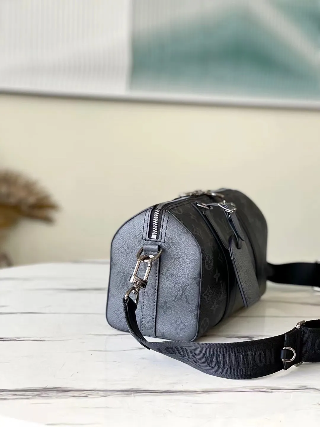 💰860 Top-quality original M45936 Keepal travel bag condenses the classic configuration to create this trendy urban handbag. The side design features a playful flip-effect Monogram pattern, a subtle nod to the 2018 Kim Jones Upside Down collection. The Monogram Eclipse canvas bag has a detachable shoulder strap, making it easy to carry your daily needs. Dimensions: 27 x 17 x 13 cm