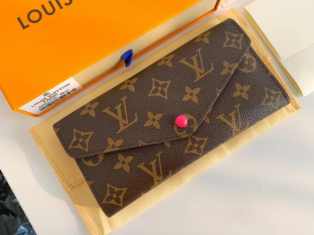 💰100 💎The Josephine Wallet is inspired by Louis Vuitton's first wallet. It is made of soft Monogram canvas and lined with brightly colored lining, giving the brand's classic design a unique and stylish beauty. The long, flat shape makes it easy to slip into any pocket or handbag. Model: M60708 Size: 19/10.