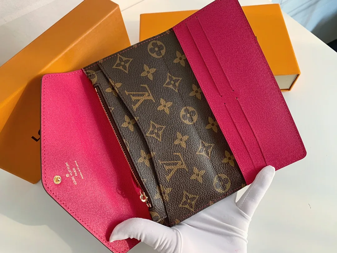 💰100 💎The Josephine Wallet is inspired by Louis Vuitton's first wallet. It is made of soft Monogram canvas and lined with brightly colored lining, giving the brand's classic design a unique and stylish beauty. The long, flat shape makes it easy to slip into any pocket or handbag. Model: M60708 Size: 19/10.