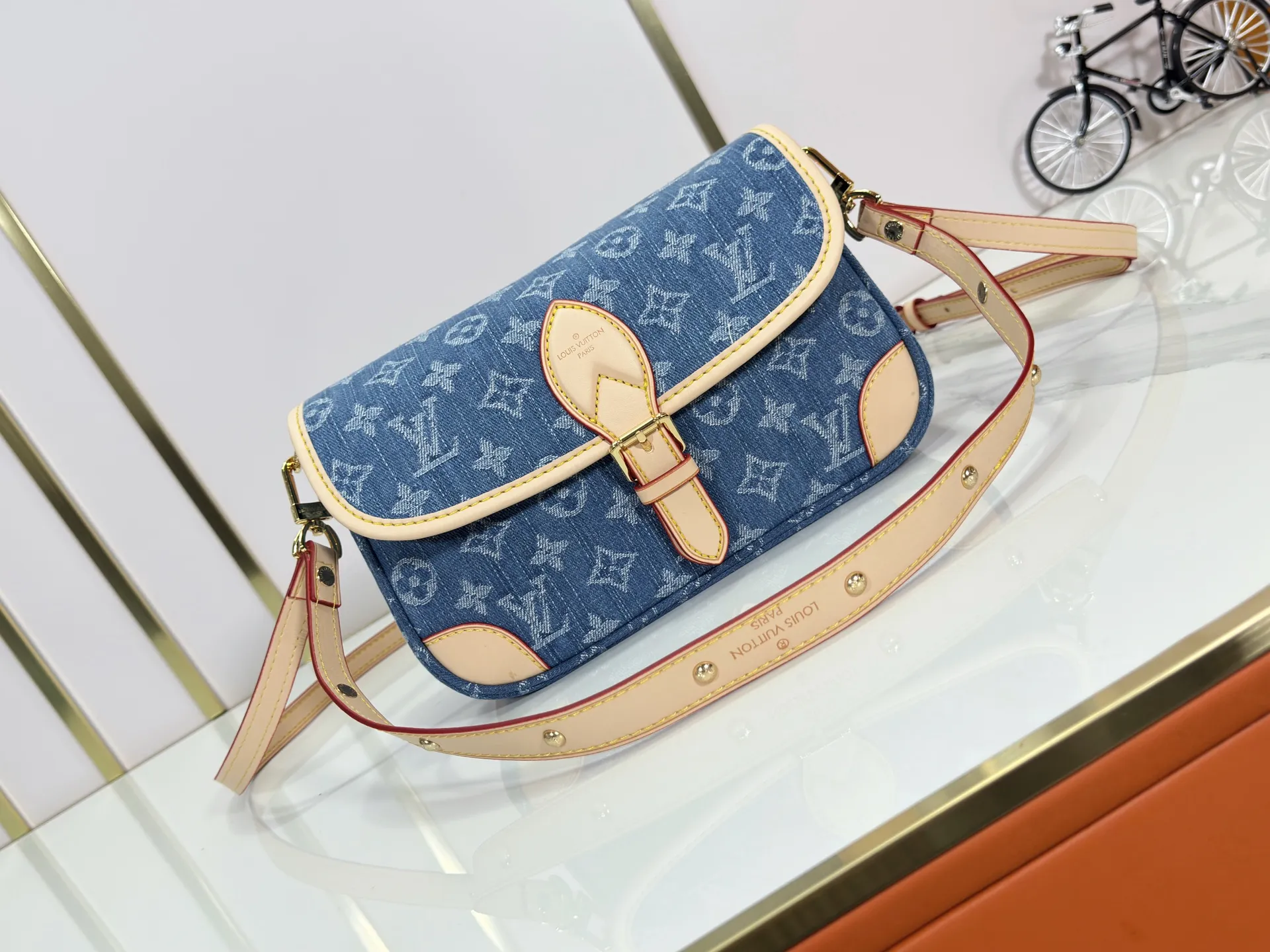P260 Upgraded original M13070 M45985 This Diane handbag is made of classic Monogram denim with contrasting cow leather trim and dazzling metal parts, using modern touches to interpret the new season interest. The zippered interior pocket keeps valuables secure, and the removable leather shoulder strap allows for a variety of carrying options. 15 x 9 x 24 cm (height x width x length)