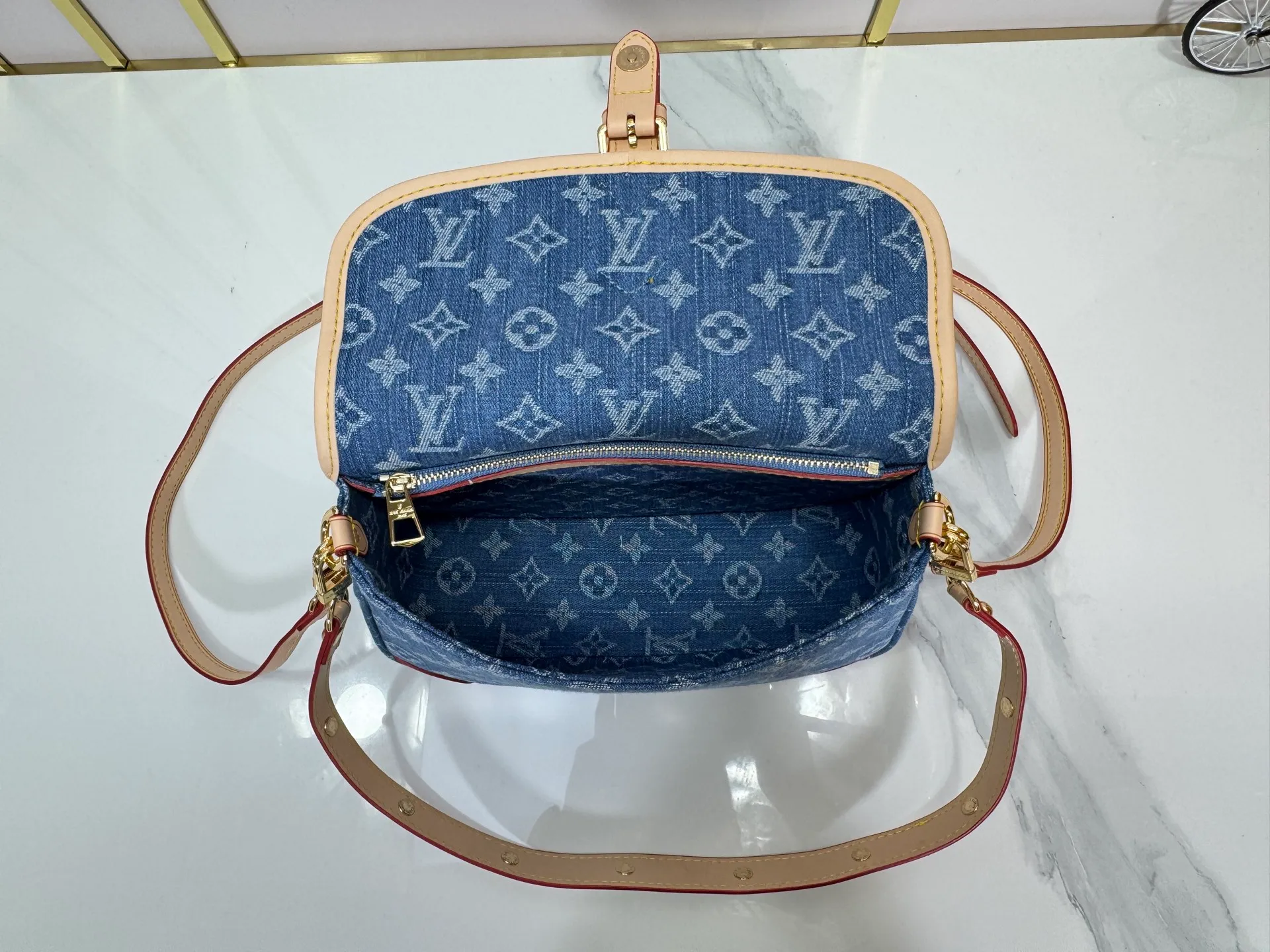 P260 Upgraded original M13070 M45985 This Diane handbag is made of classic Monogram denim with contrasting cow leather trim and dazzling metal parts, using modern touches to interpret the new season interest. The zippered interior pocket keeps valuables secure, and the removable leather shoulder strap allows for a variety of carrying options. 15 x 9 x 24 cm (height x width x length)