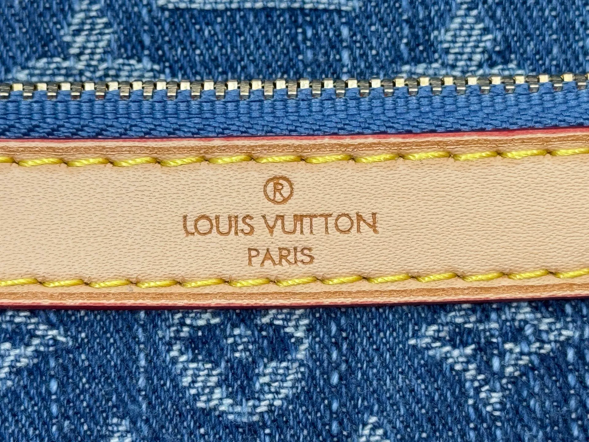 P260 Upgraded original M13070 M45985 This Diane handbag is made of classic Monogram denim with contrasting cow leather trim and dazzling metal parts, using modern touches to interpret the new season interest. The zippered interior pocket keeps valuables secure, and the removable leather shoulder strap allows for a variety of carrying options. 15 x 9 x 24 cm (height x width x length)