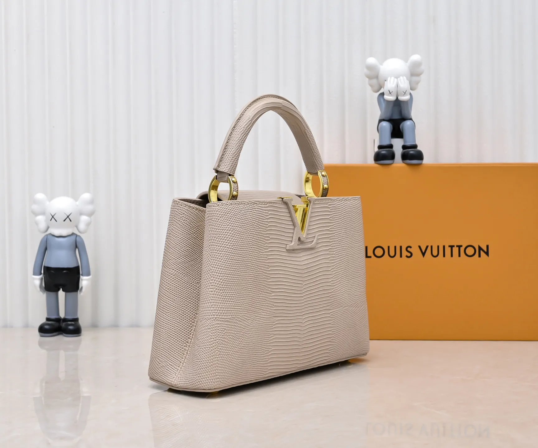 Top original P420 Guangzhou-made M99528 apricot lizard skin gold buckle CapucinesBB handbag exquisitely combines graceful lizard skin outer layer, delicate sheepskin lining and glossy metal parts. The iconic flap makes two styles fashionable. The LV logo can be read on the inside and Monogram flowers bloom on the outside. It can light up an eye-catching corner for evening occasions and add a personalized atmosphere to the wardrobe. Shine gorgeous style in day and night occasions.  Detailed features 27 x 18 x 9 cm (length x height x width)