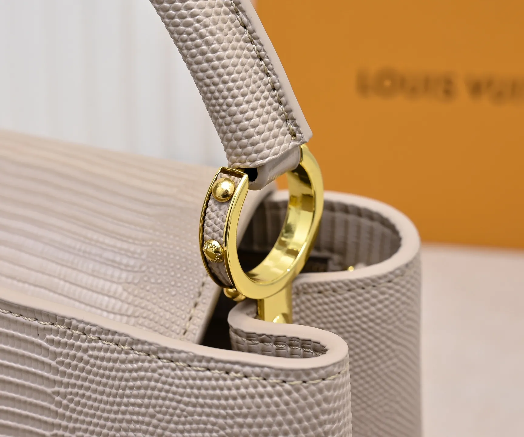 Top original P420 Guangzhou-made M99528 apricot lizard skin gold buckle CapucinesBB handbag exquisitely combines graceful lizard skin outer layer, delicate sheepskin lining and glossy metal parts. The iconic flap makes two styles fashionable. The LV logo can be read on the inside and Monogram flowers bloom on the outside. It can light up an eye-catching corner for evening occasions and add a personalized atmosphere to the wardrobe. Shine gorgeous style in day and night occasions.  Detailed features 27 x 18 x 9 cm (length x height x width)