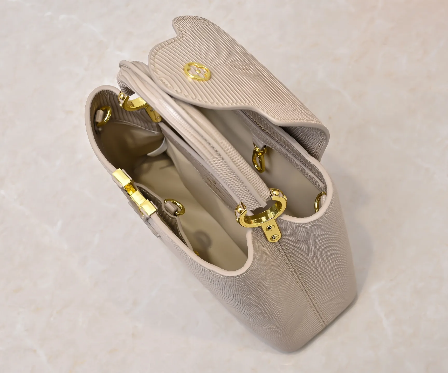 Top original P420 Guangzhou-made M99528 apricot lizard skin gold buckle CapucinesBB handbag exquisitely combines graceful lizard skin outer layer, delicate sheepskin lining and glossy metal parts. The iconic flap makes two styles fashionable. The LV logo can be read on the inside and Monogram flowers bloom on the outside. It can light up an eye-catching corner for evening occasions and add a personalized atmosphere to the wardrobe. Shine gorgeous style in day and night occasions.  Detailed features 27 x 18 x 9 cm (length x height x width)