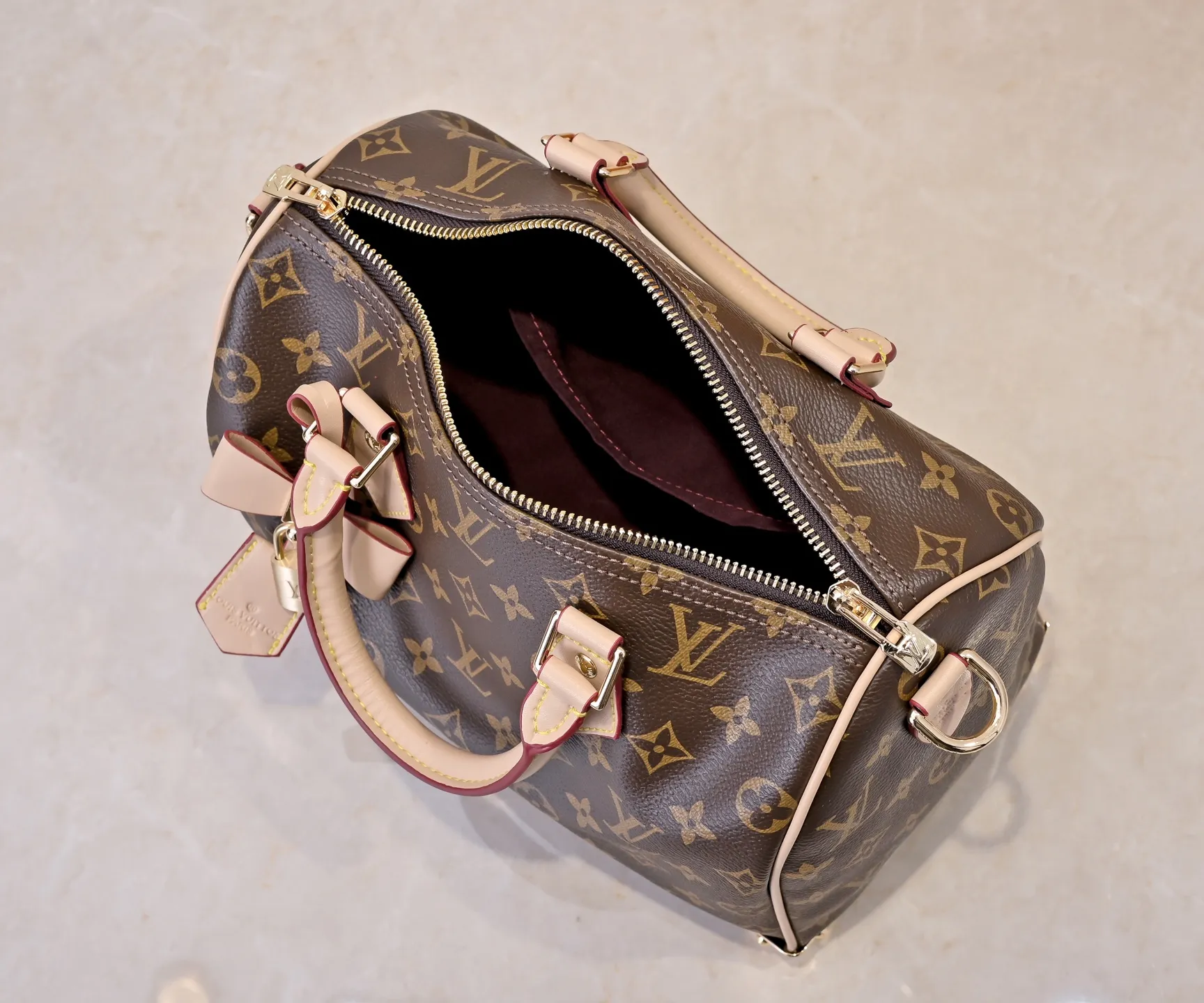 Batch 💰320 Guangzhou Product No.: M13085 40390 This Speedy Bandoulière 25 handbag uses the classic Monogram pattern to render the bright colors of Japanese artist Takashi Murakami. Together with the bow-shaped key bag, it highlights the smart style of the Louis Vuitton x Murakami collaboration series. The Toron handle and detachable and adjustable shoulder strap are fashioned from cow leather, and the dazzling padlock and corners reference the brand's luggage elements. 25 cm