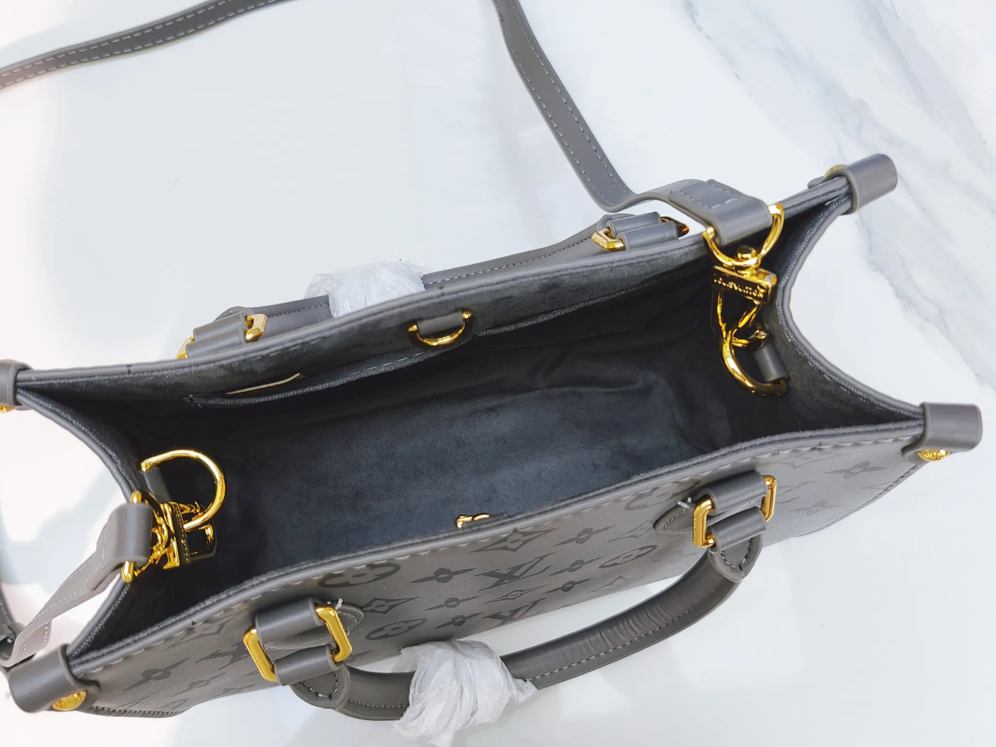 💰220💰Upgraded from the original M12465 M45659 Monogram Ink series OnTheGo small handbag has a matte texture of smooth cow leather, and the rivet tabs on the corners pay tribute to the brand's classic hard suitcase design. The neat interior has a large zipper pocket for storing banknotes and receipts. 25 x 19 x 11.5 cm (length x height x width)