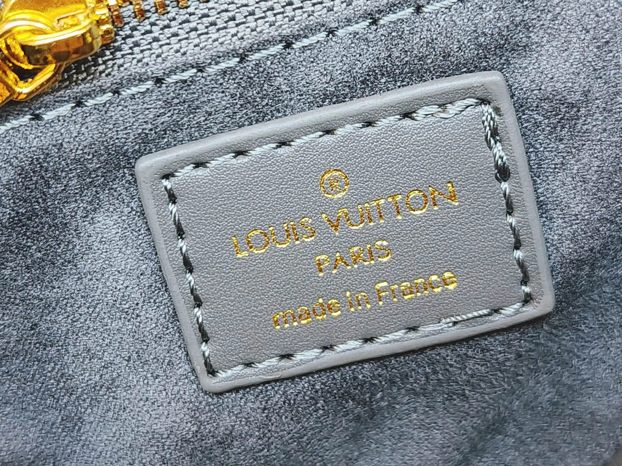 💰220💰Upgraded from the original M12465 M45659 Monogram Ink series OnTheGo small handbag has a matte texture of smooth cow leather, and the rivet tabs on the corners pay tribute to the brand's classic hard suitcase design. The neat interior has a large zipper pocket for storing banknotes and receipts. 25 x 19 x 11.5 cm (length x height x width)