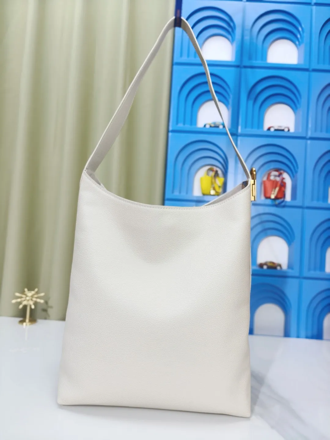 P large 280 💰 small 260 💰 Upgraded original (imitation original) m24988 m24974 m24856 m25022 m25352 m125353m25354 This lowkey hobo handbag is made of smooth cow leather with a surface cow leather lining. It can accommodate short wallets, large smartphones, keys and other small items. The shoulder strap is adjustable with a padlock buckle, and the removable monogram canvas zippered interior pocket provides neat storage. Size: large 31.0x35.0x18.0 cm (length x height x width), small 24.0x28.0x16.0 cm (length x height x width)