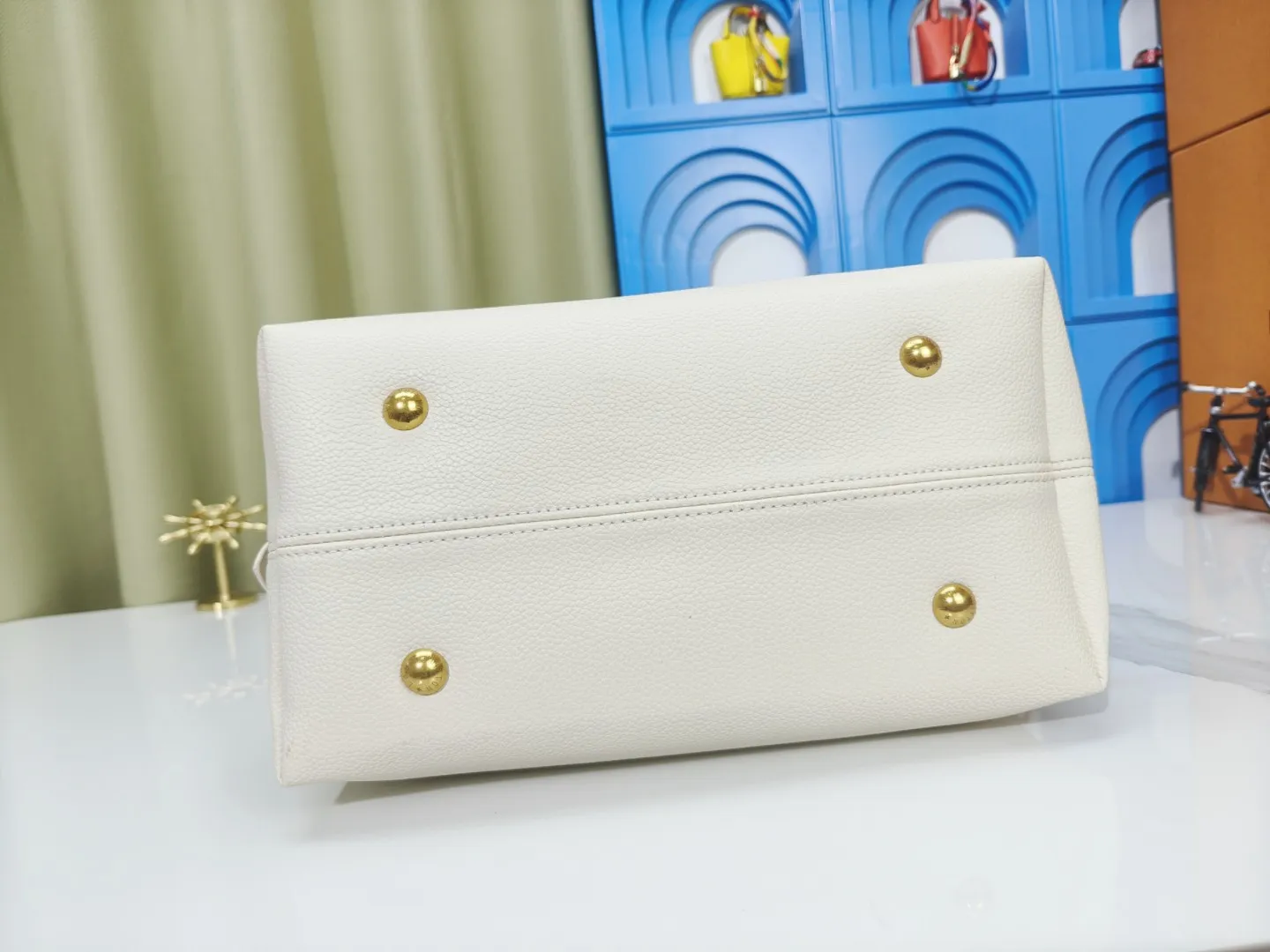 P large 280 💰 small 260 💰 Upgraded original (imitation original) m24988 m24974 m24856 m25022 m25352 m125353m25354 This lowkey hobo handbag is made of smooth cow leather with a surface cow leather lining. It can accommodate short wallets, large smartphones, keys and other small items. The shoulder strap is adjustable with a padlock buckle, and the removable monogram canvas zippered interior pocket provides neat storage. Size: large 31.0x35.0x18.0 cm (length x height x width), small 24.0x28.0x16.0 cm (length x height x width)