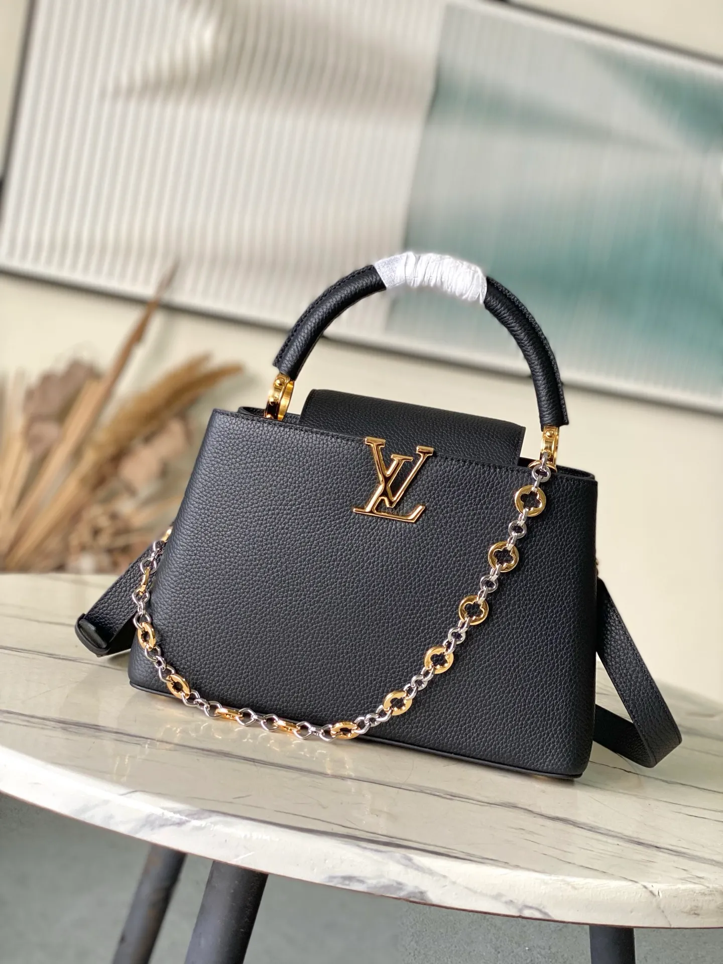 💰2480 "Special Grade Original Leather" M12936 Black Medium This Capucines medium handbag is from the Chain On You series. It uses Taurillon cow leather to focus on the brand's ingenuity and sophisticated craftsmanship. The jewelry-style double-plated chain is embellished with Monogram flowers, and the rounded LV letters and metal parts add elegant touches. Whether worn cross-body, hand-carried or shoulder-carried, it can display elegant style. Dimensions: 31.5 × 20 × 11 cm