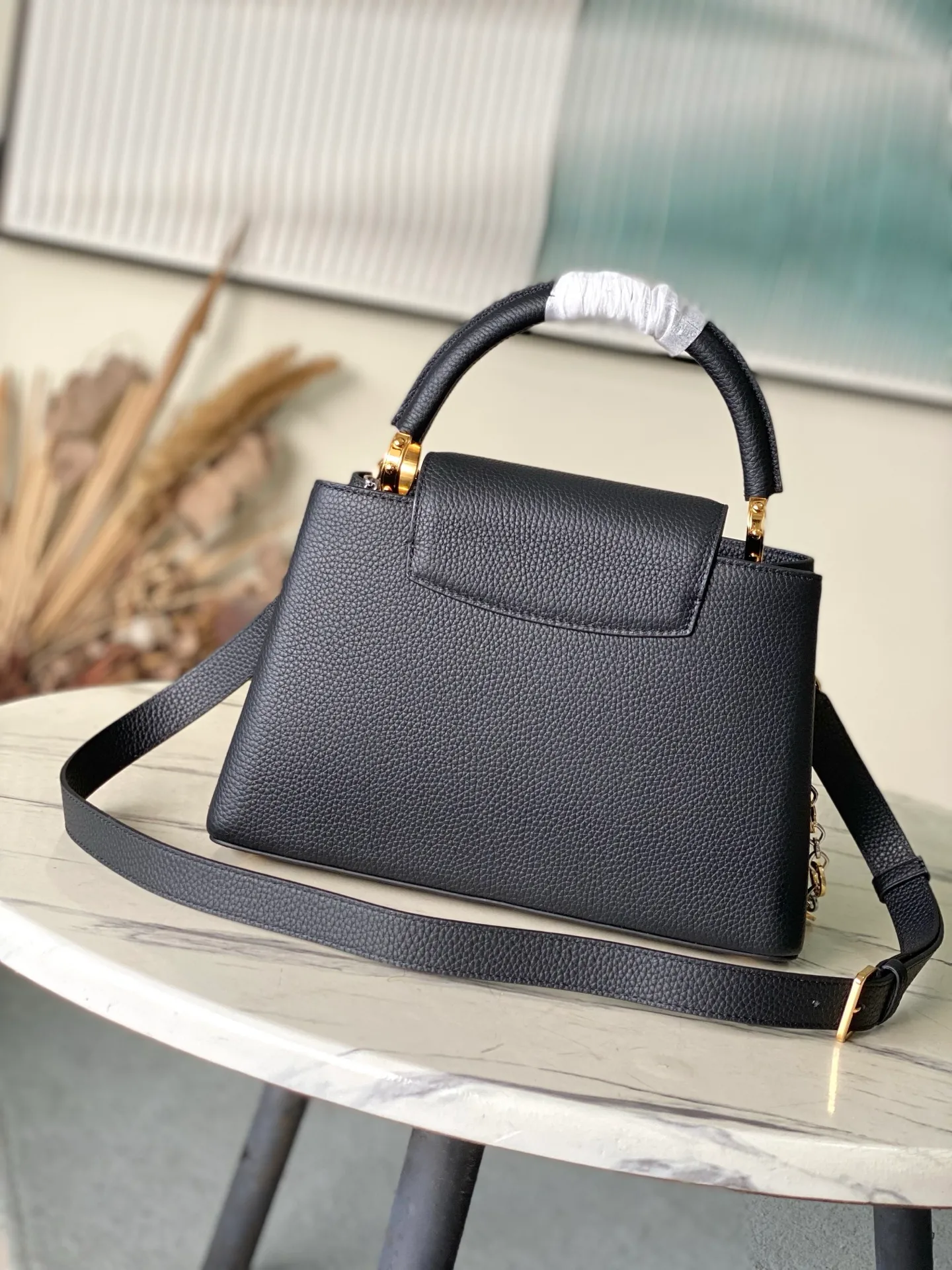 💰2480 "Special Grade Original Leather" M12936 Black Medium This Capucines medium handbag is from the Chain On You series. It uses Taurillon cow leather to focus on the brand's ingenuity and sophisticated craftsmanship. The jewelry-style double-plated chain is embellished with Monogram flowers, and the rounded LV letters and metal parts add elegant touches. Whether worn cross-body, hand-carried or shoulder-carried, it can display elegant style. Dimensions: 31.5 × 20 × 11 cm