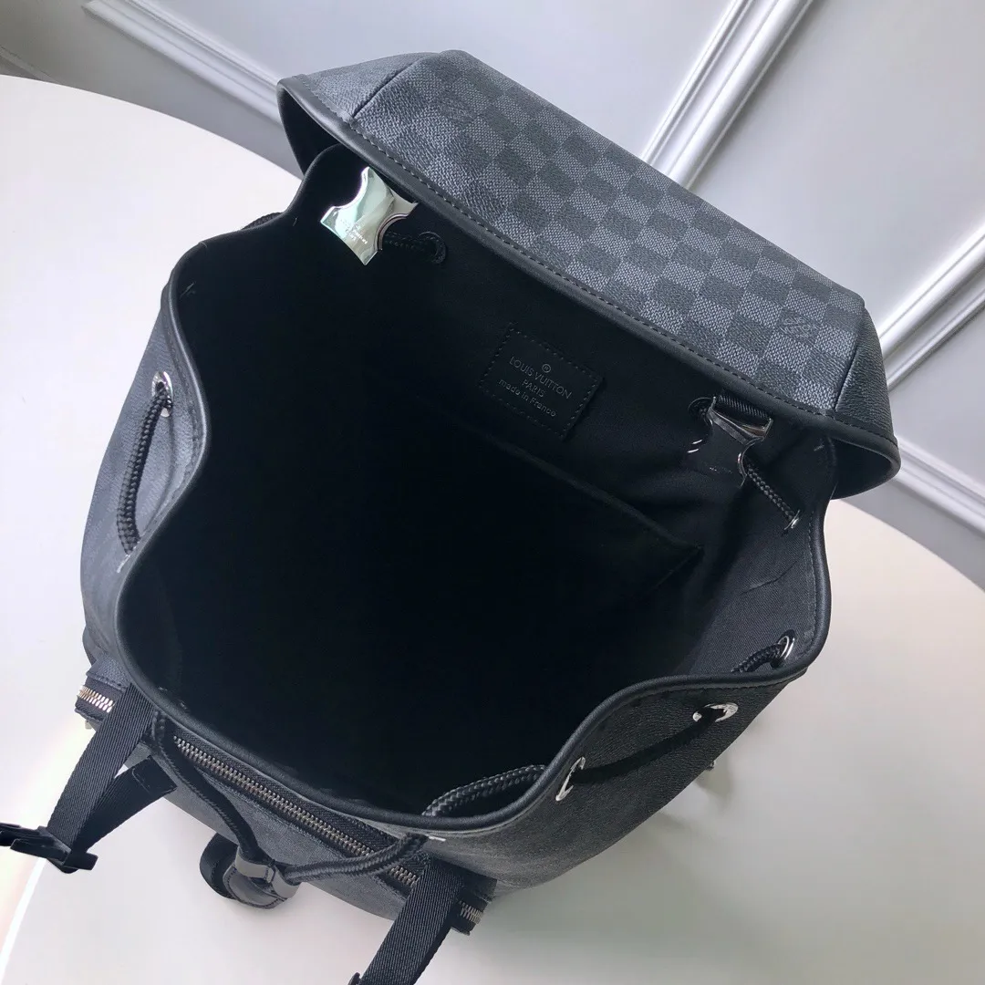 💰1040 Actual photos of the top original item 😍😍 N40005 ZACK Backpack This sports-style coated canvas Zack backpack is full of capacity and shows classic Louis Vuitton style. The flap, drawstring and metal buckle are all classic Louis. Vuitton design elements. - 45 x 30 x 20cm (Length x Height x Width) - Exterior in Louis Vuitton specially coated canvas - Textile lining - Cowhide leather trim - Silver metal hardware - Top handle - 2 leather shoulder straps - Flap + drawstring + buckle - 1 lined interior compartment - 1 double interior patch pocket.