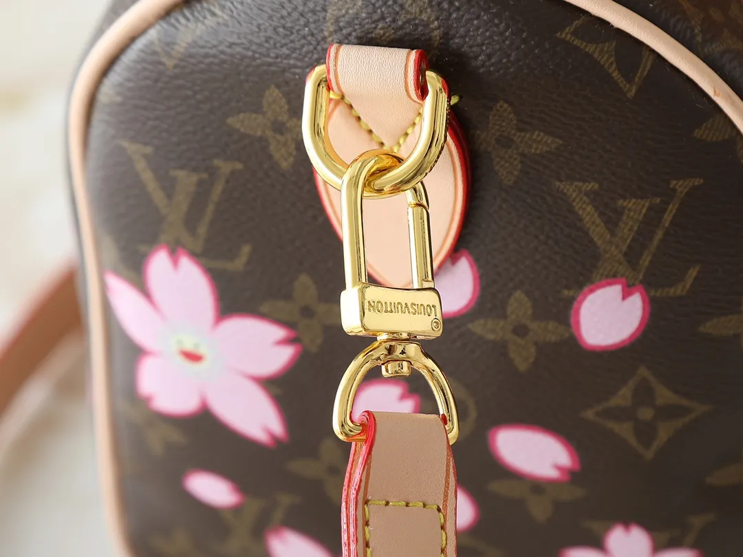 💰240💰Upgraded from the original M14174 M40390. This Speedy Bandoulière 25 handbag is from the Louis Vuitton Cow leather constructed Toron handles and removable leather shoulder strap, dual zippers and padlock keep personal belongings safe and secure. Dimensions: 25.0 x 19.0 x 15.0 cm (length x height x width)