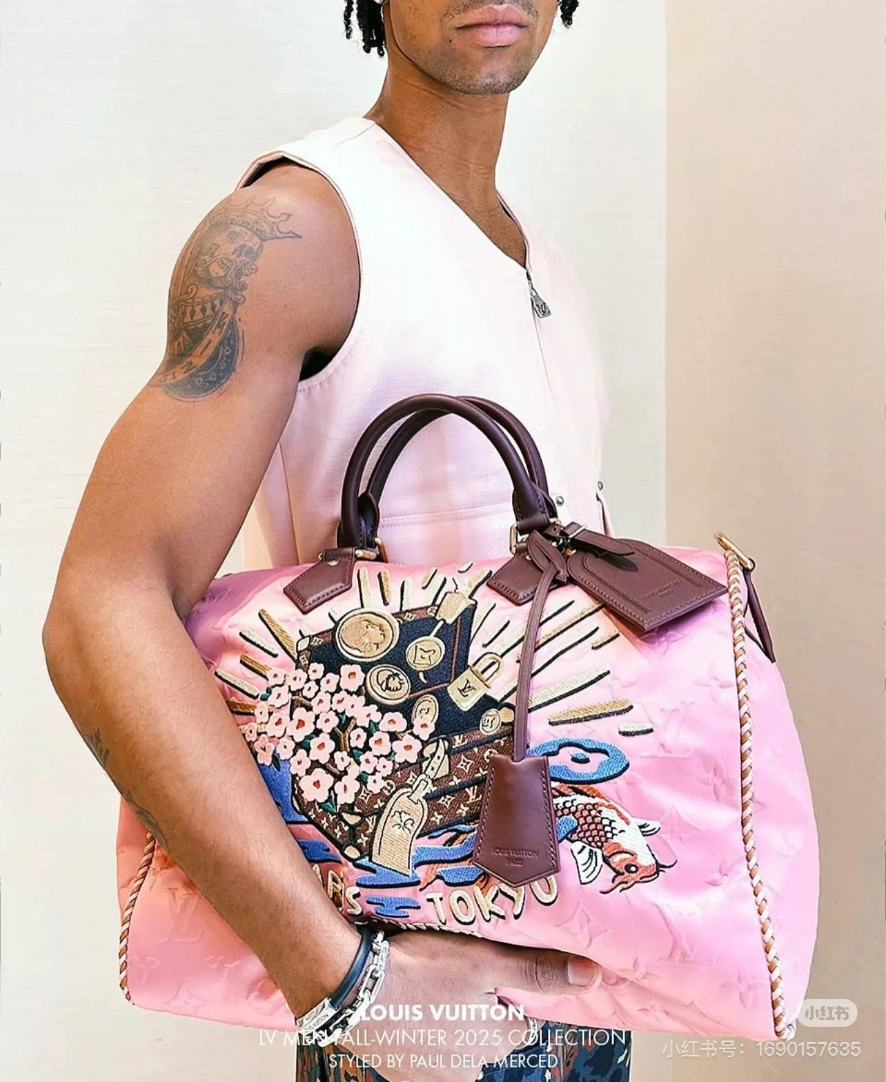 Batch 320💰M10660 M13344 This Speedy Soft 30 handbag uses retro touches to interpret the Monogram Dune elements, with aircraft-shaped decoration and collage-effect labels, paying tribute to the design of the Gaston Louis Vuitton collection series. The long handle makes it easy to carry on the shoulder, making it a great travel companion. 30.0 x 21.0 x 17.0 cm (length x height x width)