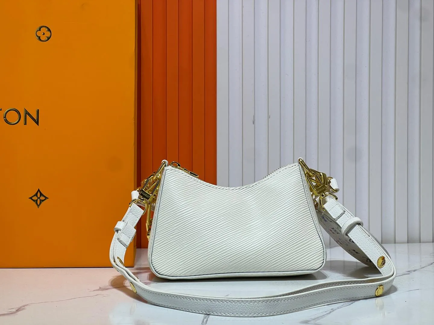 Batch 240💰M13099 This Marellini handbag is made of rich-textured Epi leather to create a delicate structure with ample space to store daily necessities such as smartphones. The round coin purse and mirror are both made of the colorful Monogram canvas from the Louis Vuitton x Takashi Murakami collaboration series, and are fixed to the bag body with a rough metal chain. Size: 19x13.5x6.5cm