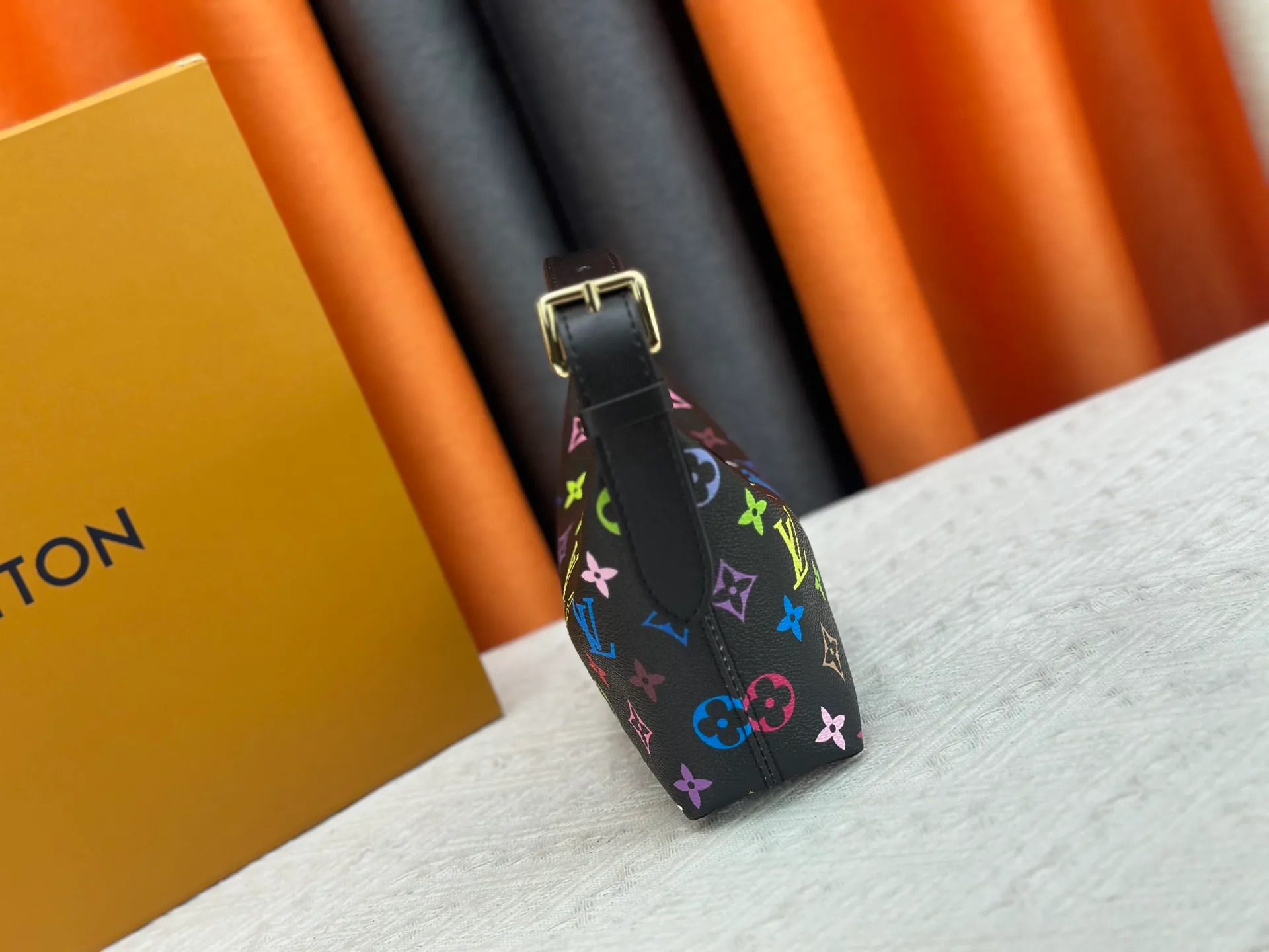 P260 [Official latest model] (Real shot and version matching method) M82949 lv Murakami Takashi co-branded NANOSPEEDY handbag This Nano Speedy handbag combines Monogram canvas and cow leather trim printing, with 33 colorful colors to interpret white, three-color and black three-color. It has been launched in twelve sections and is very popular around the world and is loved by celebrities and celebrities. 20.5 x 6 x 16 cm (length x height x width)