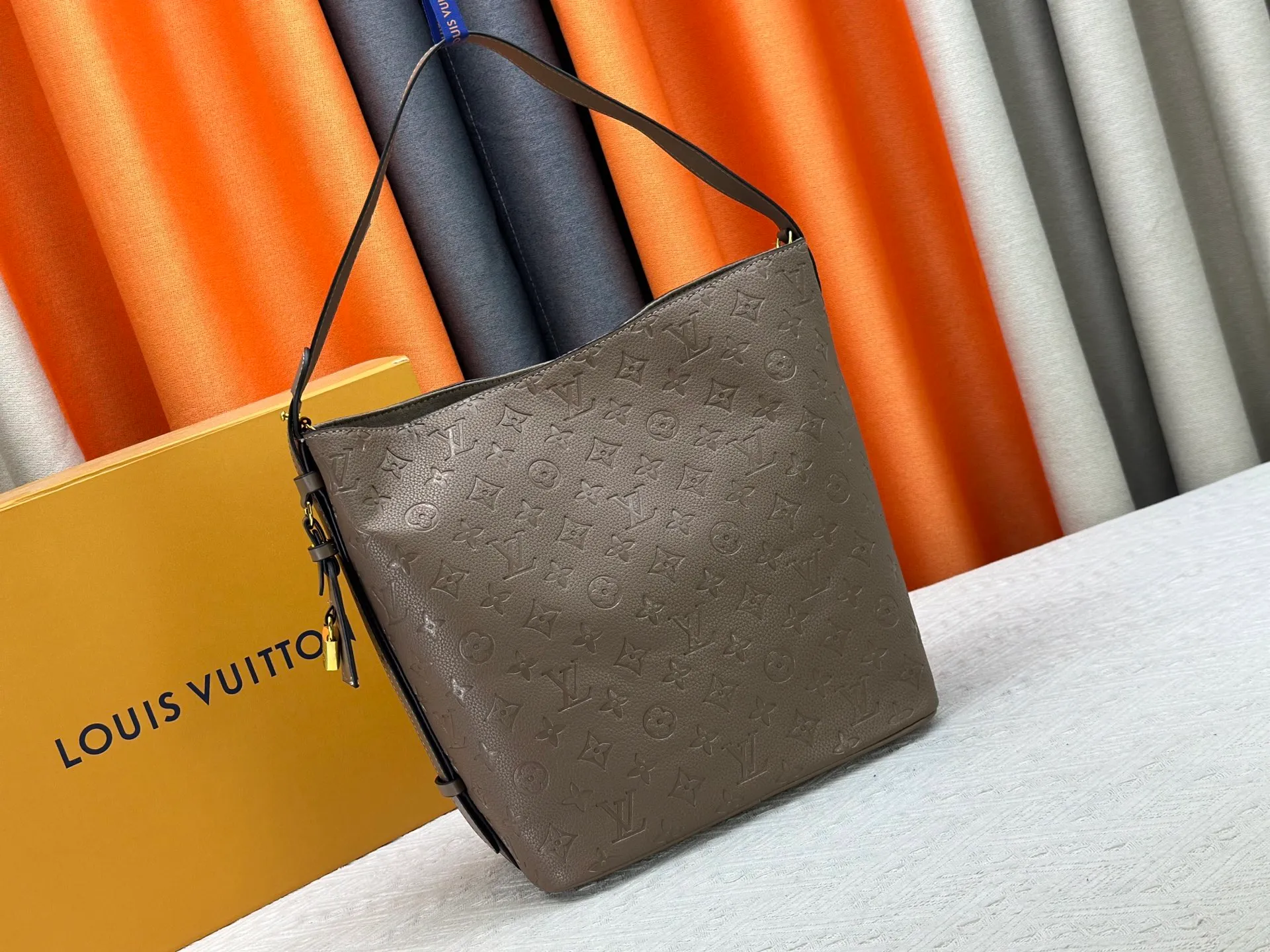 P240 upgraded original M25823 M12925 M12926 M13480 M13044 M14356 M13045 M13089 This All In handbag is made of Monogram cow leather with shiny metal parts, and the iconic padlock and nameplate highlight the classic style. The adjustable shoulder strap continues the brand's trunk-making heritage, and the leather shoulder strap adds cross-body and shoulder carry options. The foldable design enables the silhouette to be retracted and retracted freely, providing ample space for daily use. 30.0 x 25.0 x 17.0 cm (length x height x width)