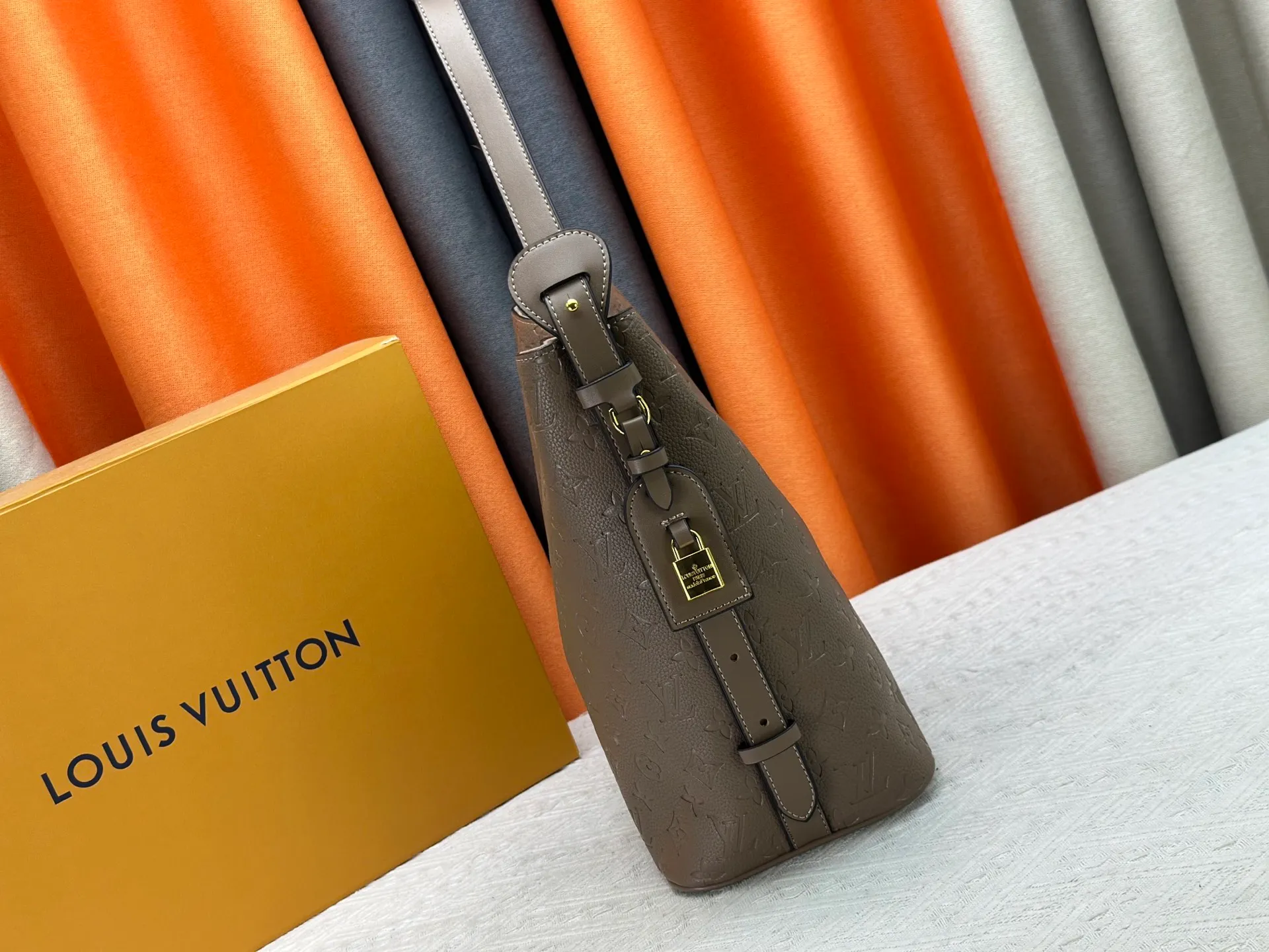 P240 upgraded original M25823 M12925 M12926 M13480 M13044 M14356 M13045 M13089 This All In handbag is made of Monogram cow leather with shiny metal parts, and the iconic padlock and nameplate highlight the classic style. The adjustable shoulder strap continues the brand's trunk-making heritage, and the leather shoulder strap adds cross-body and shoulder carry options. The foldable design enables the silhouette to be retracted and retracted freely, providing ample space for daily use. 30.0 x 25.0 x 17.0 cm (length x height x width)
