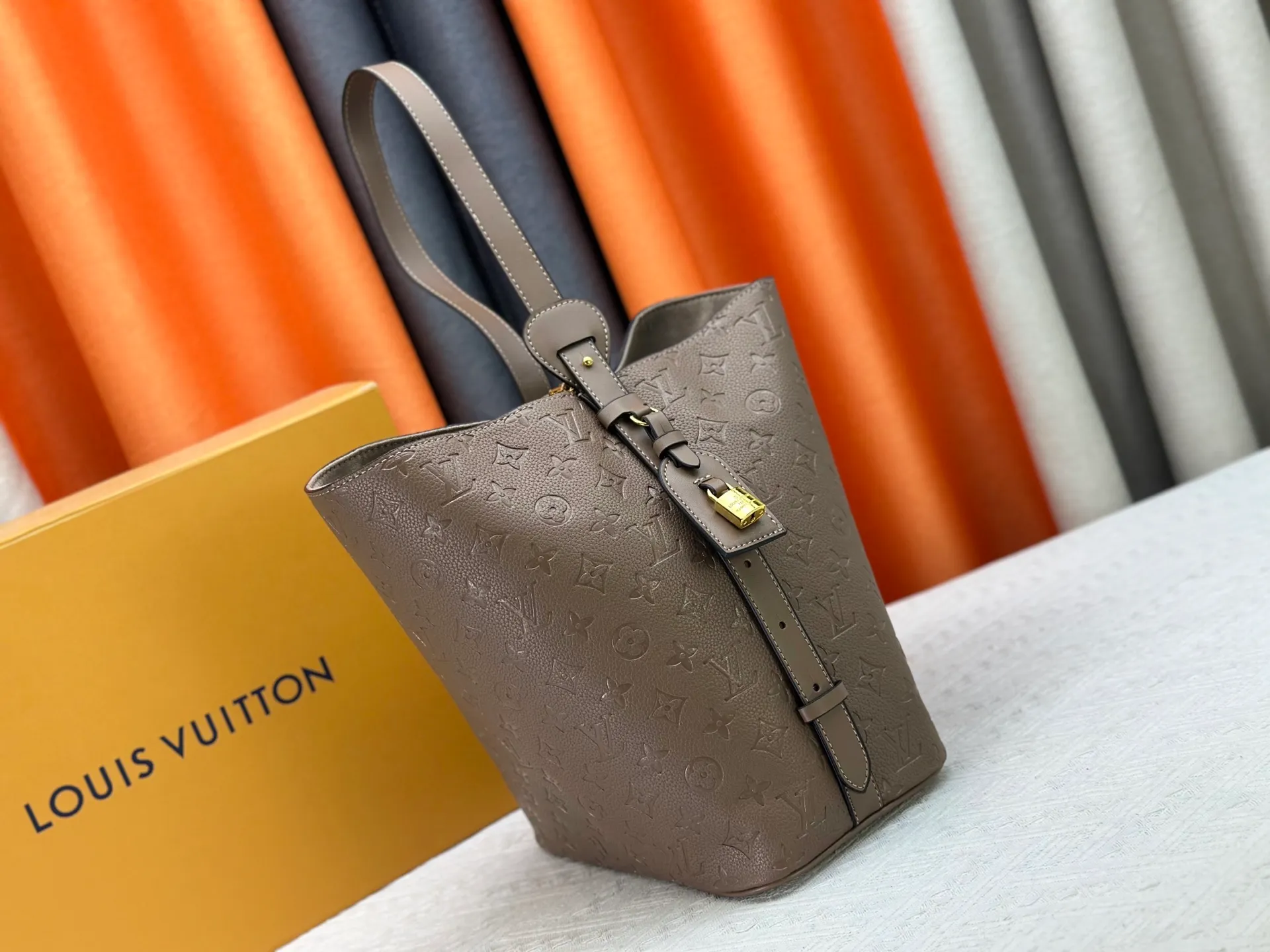 P240 upgraded original M25823 M12925 M12926 M13480 M13044 M14356 M13045 M13089 This All In handbag is made of Monogram cow leather with shiny metal parts, and the iconic padlock and nameplate highlight the classic style. The adjustable shoulder strap continues the brand's trunk-making heritage, and the leather shoulder strap adds cross-body and shoulder carry options. The foldable design enables the silhouette to be retracted and retracted freely, providing ample space for daily use. 30.0 x 25.0 x 17.0 cm (length x height x width)