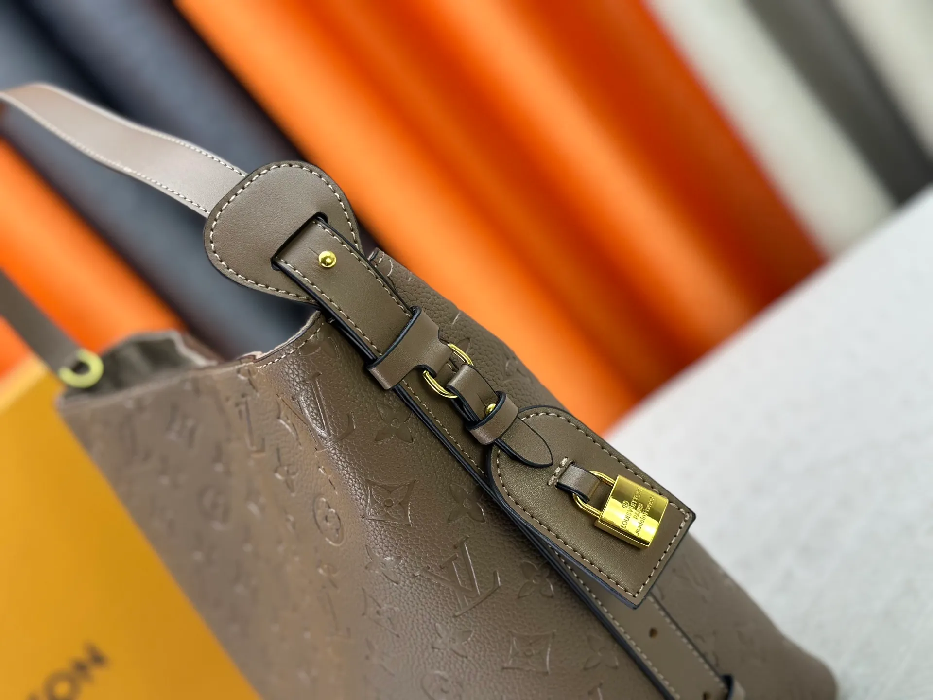 P240 upgraded original M25823 M12925 M12926 M13480 M13044 M14356 M13045 M13089 This All In handbag is made of Monogram cow leather with shiny metal parts, and the iconic padlock and nameplate highlight the classic style. The adjustable shoulder strap continues the brand's trunk-making heritage, and the leather shoulder strap adds cross-body and shoulder carry options. The foldable design enables the silhouette to be retracted and retracted freely, providing ample space for daily use. 30.0 x 25.0 x 17.0 cm (length x height x width)